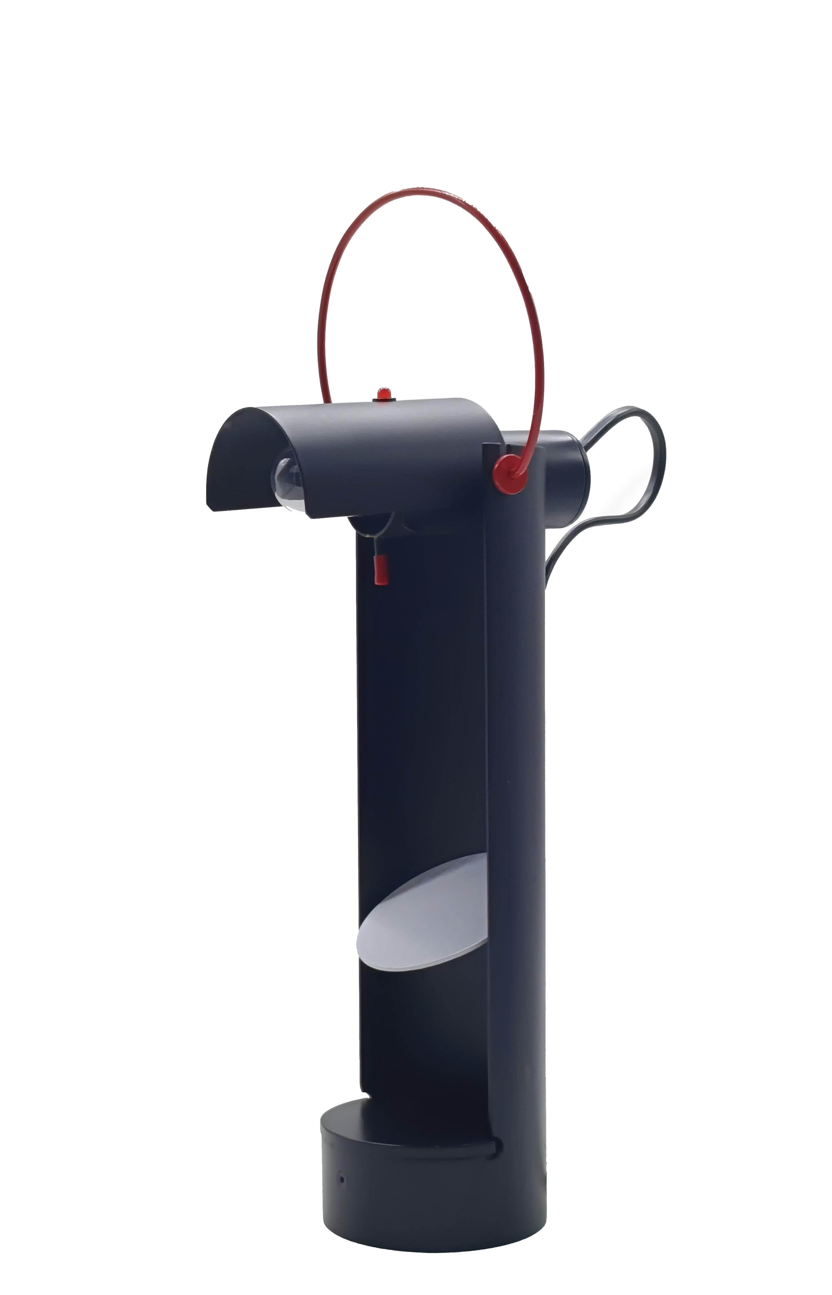 Lampe à poser  métal peint en noir avec lumière directe ou indirecte et diffuseur réglable. Période des années 1970