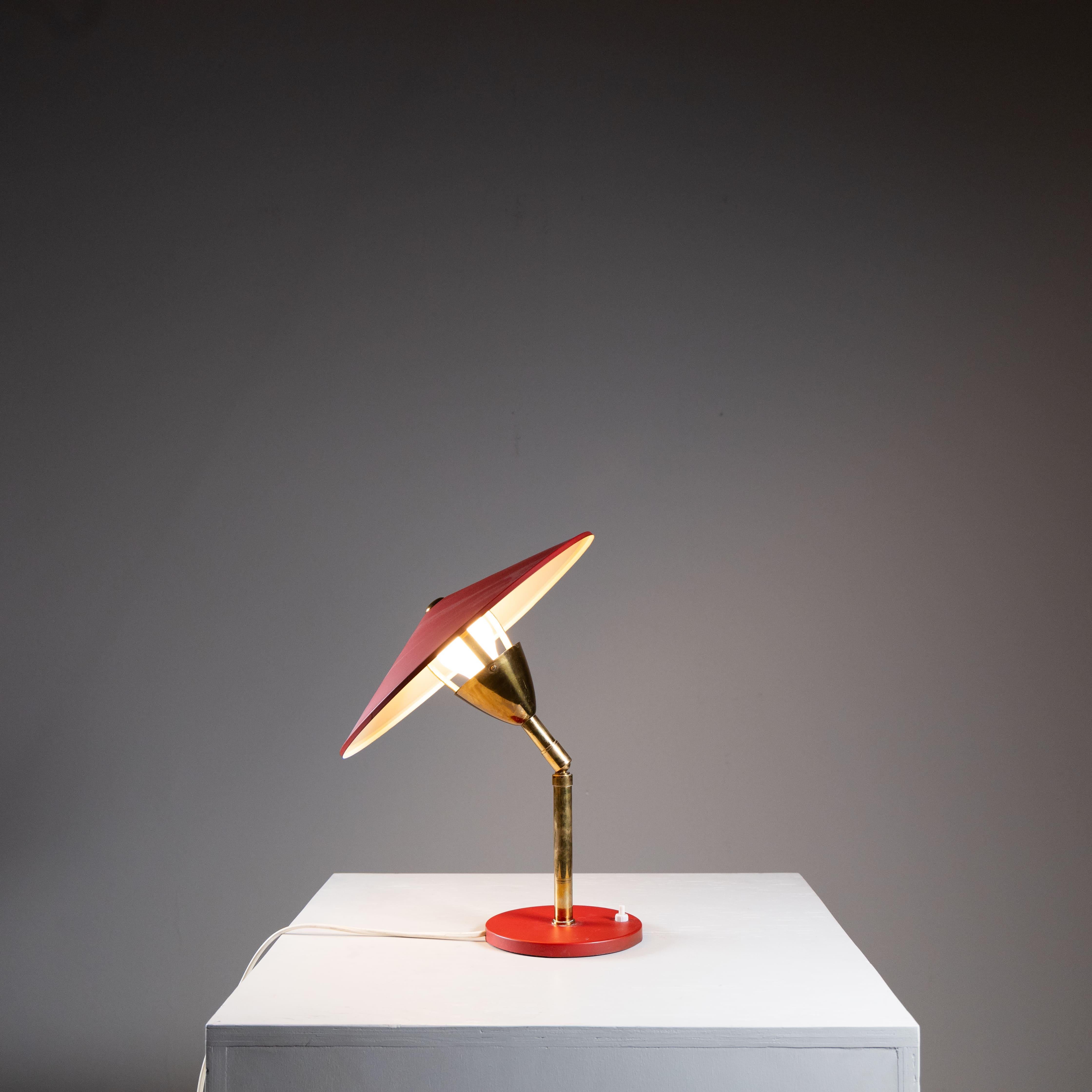 Italian Red metal table lamp, Stilnovo, 1950s For Sale