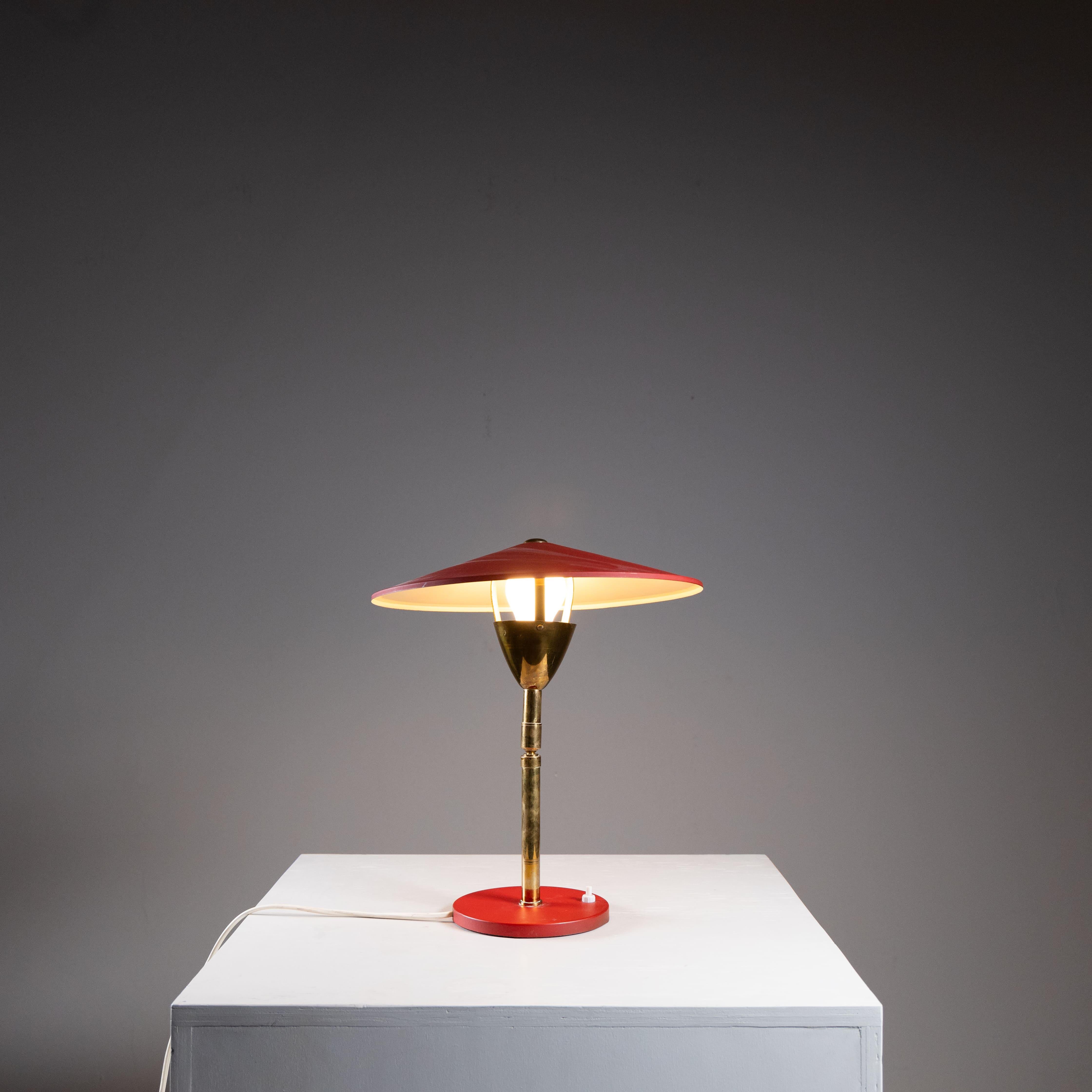Red metal table lamp, Stilnovo, 1950s In Good Condition For Sale In Milano, Lombardia