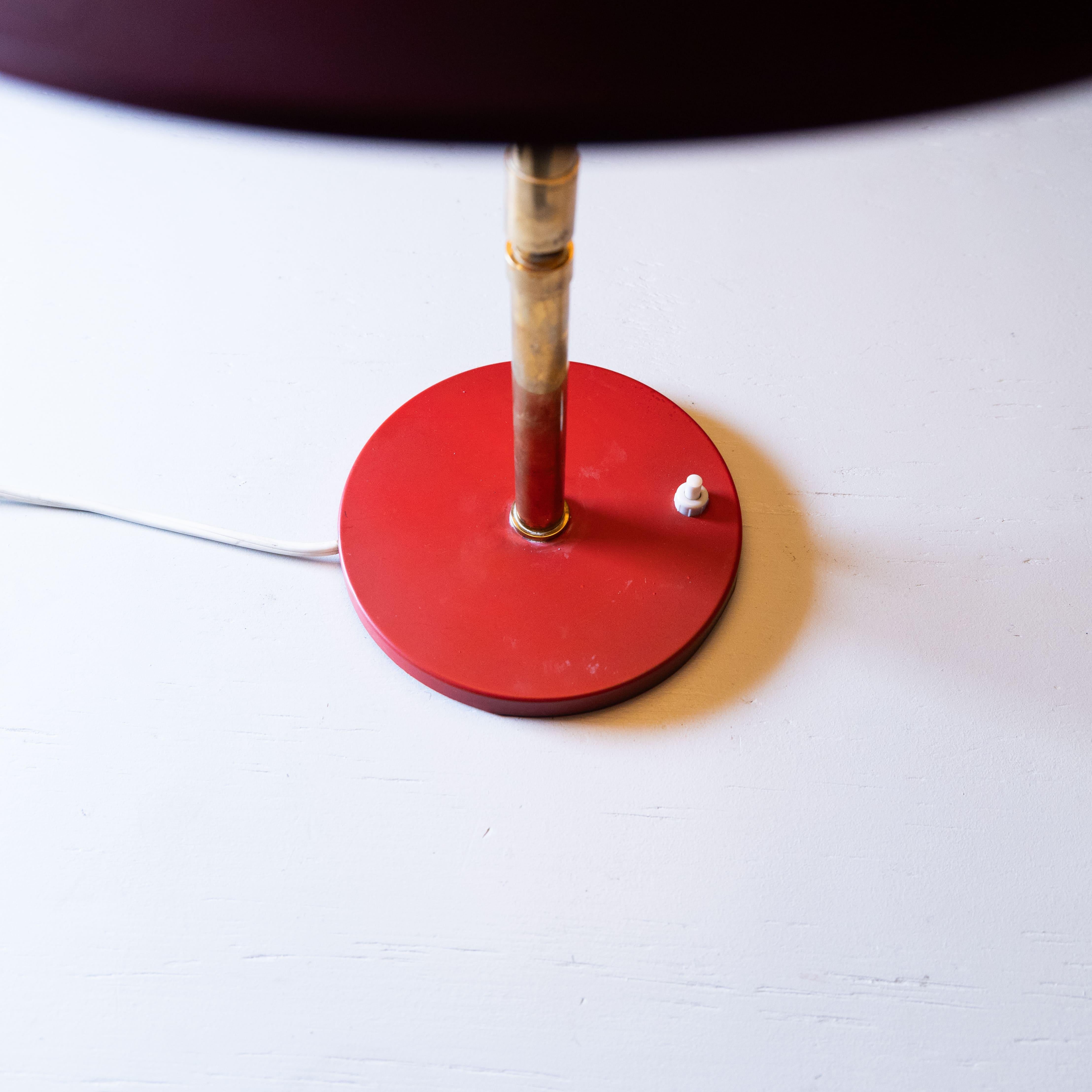 Metal Red metal table lamp, Stilnovo, 1950s For Sale