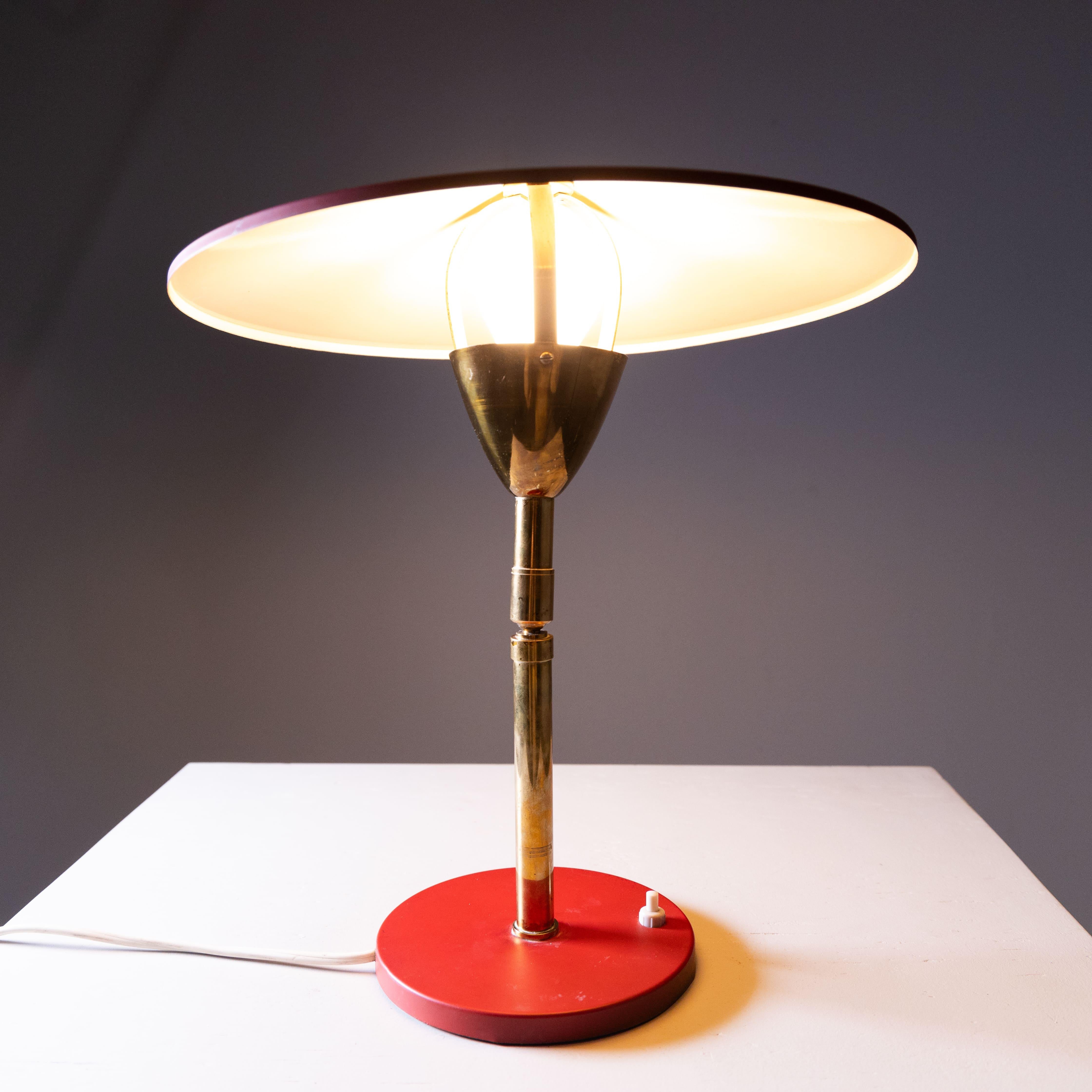 Red metal table lamp, Stilnovo, 1950s For Sale 1