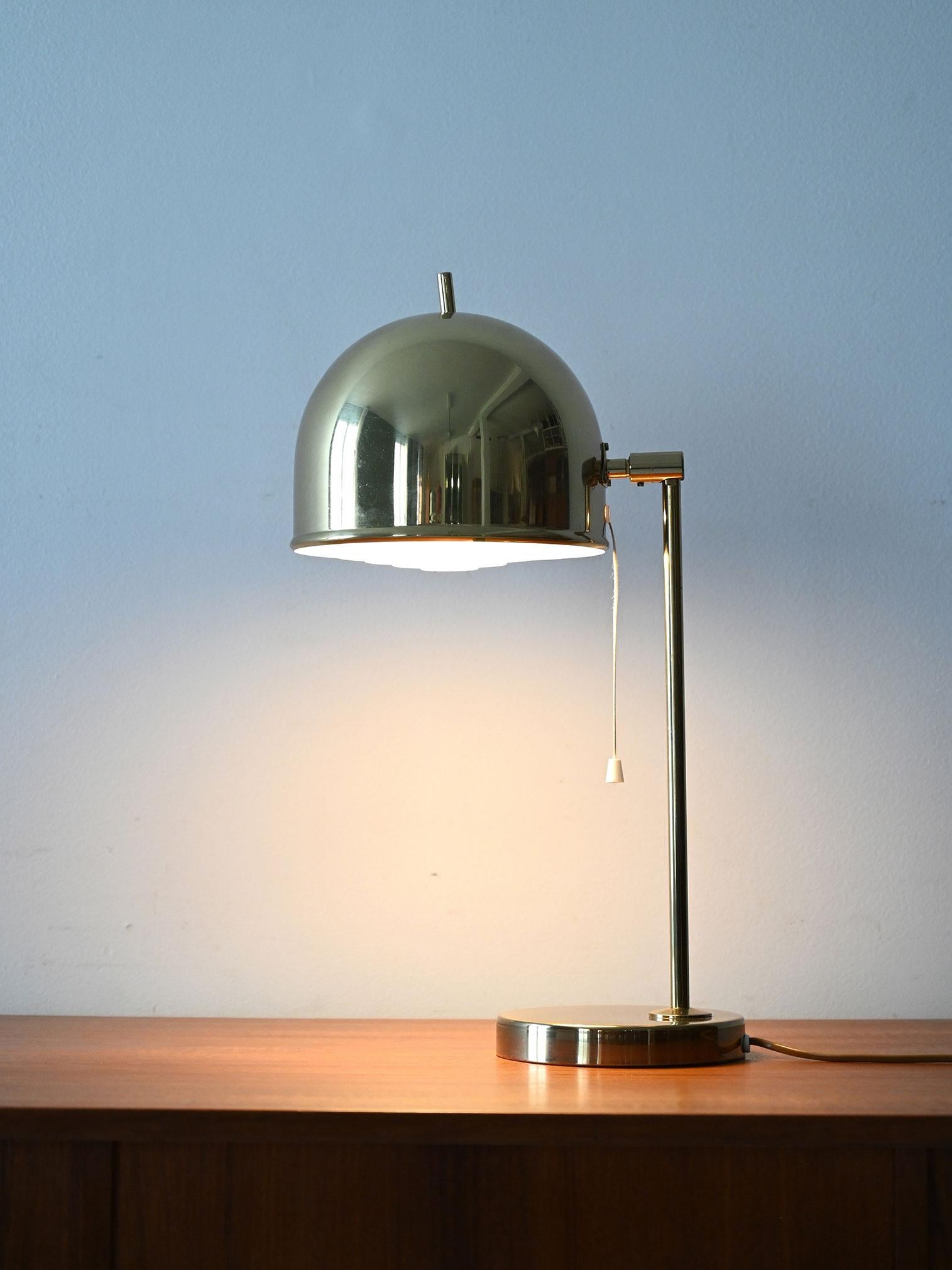 Lampe de table suédoise modèle B-075 par Bergboms, en laiton poli avec abat-jour pivotant et détails originaux.

Lampe de table suédoise modèle B-075 produite par Bergboms dans les années 1960. La base et l'abat-jour en forme de dôme sont en laiton