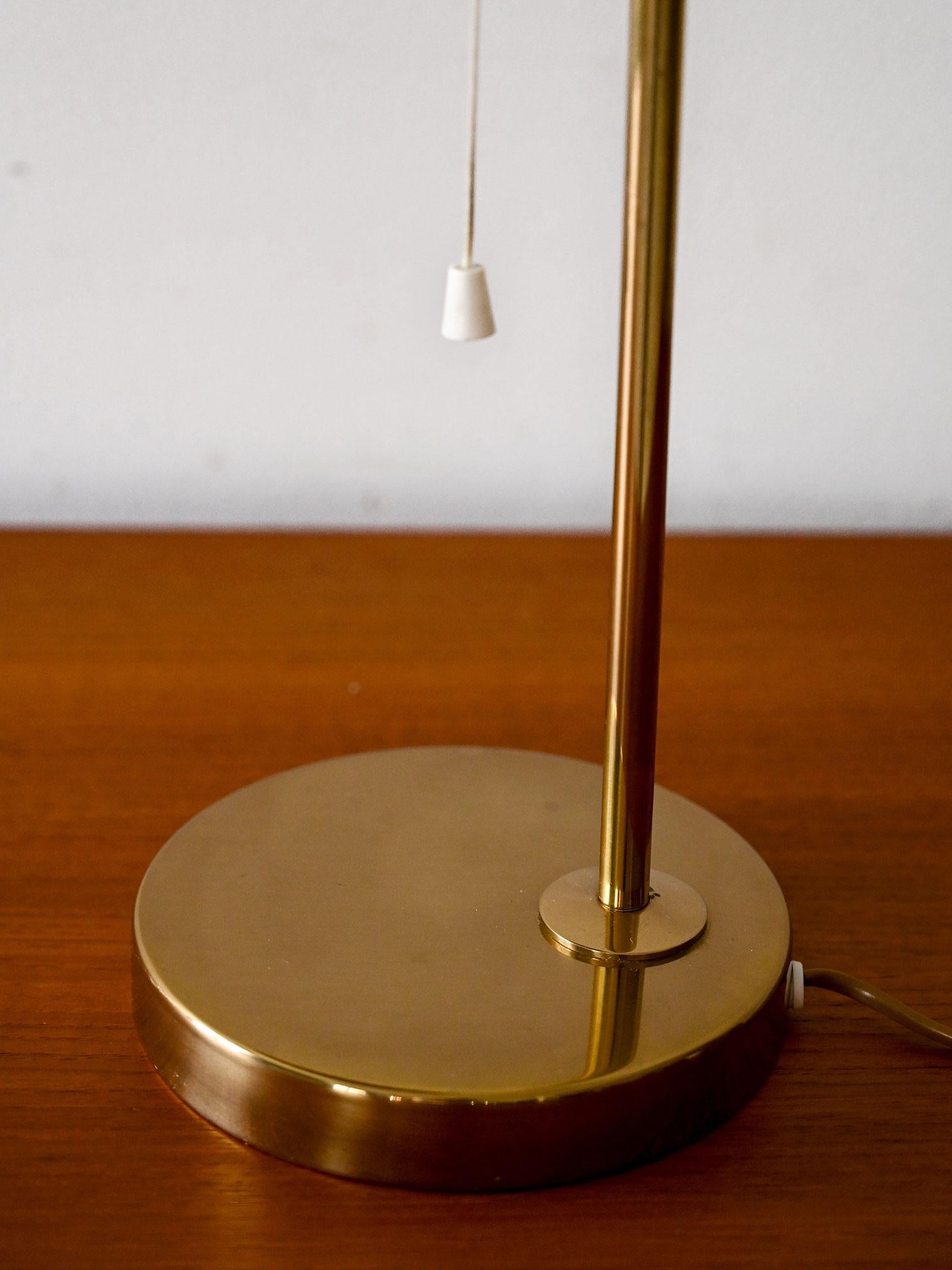 Laiton Lampe de table Bergboms B-075 en laiton en vente