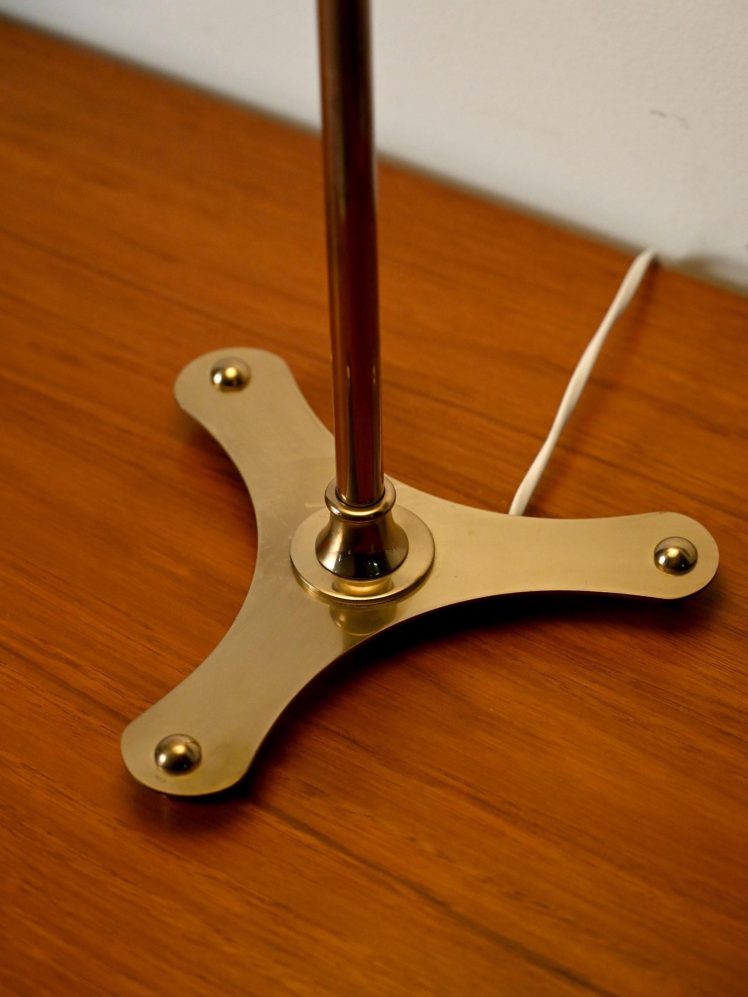 Laiton Lampe de table en ottone de Josef Frank, paralume original en vente