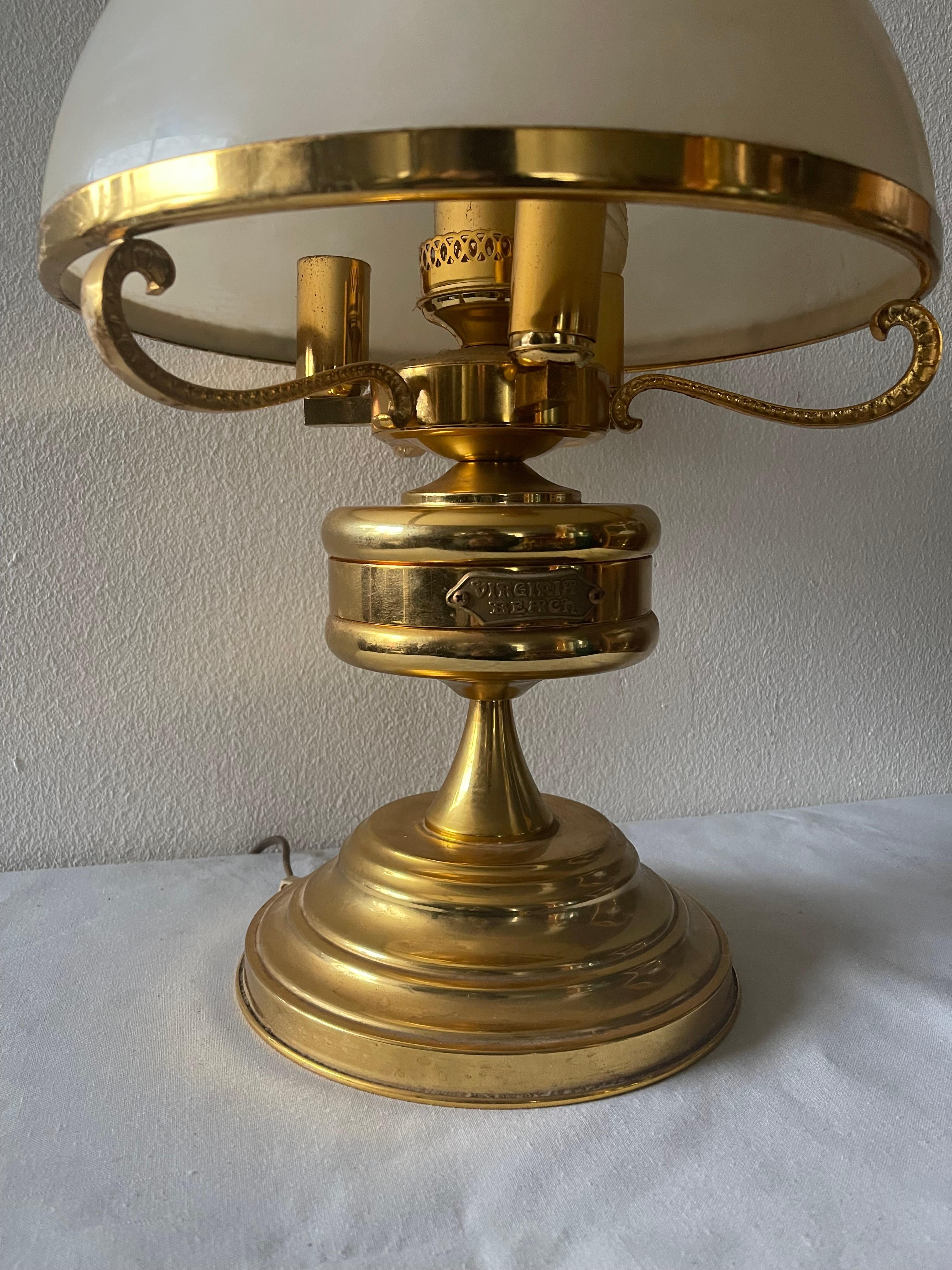 Mid-Century Modern Lampe de table en laiton et verre italien dans le style moderniste des années 1990 en vente