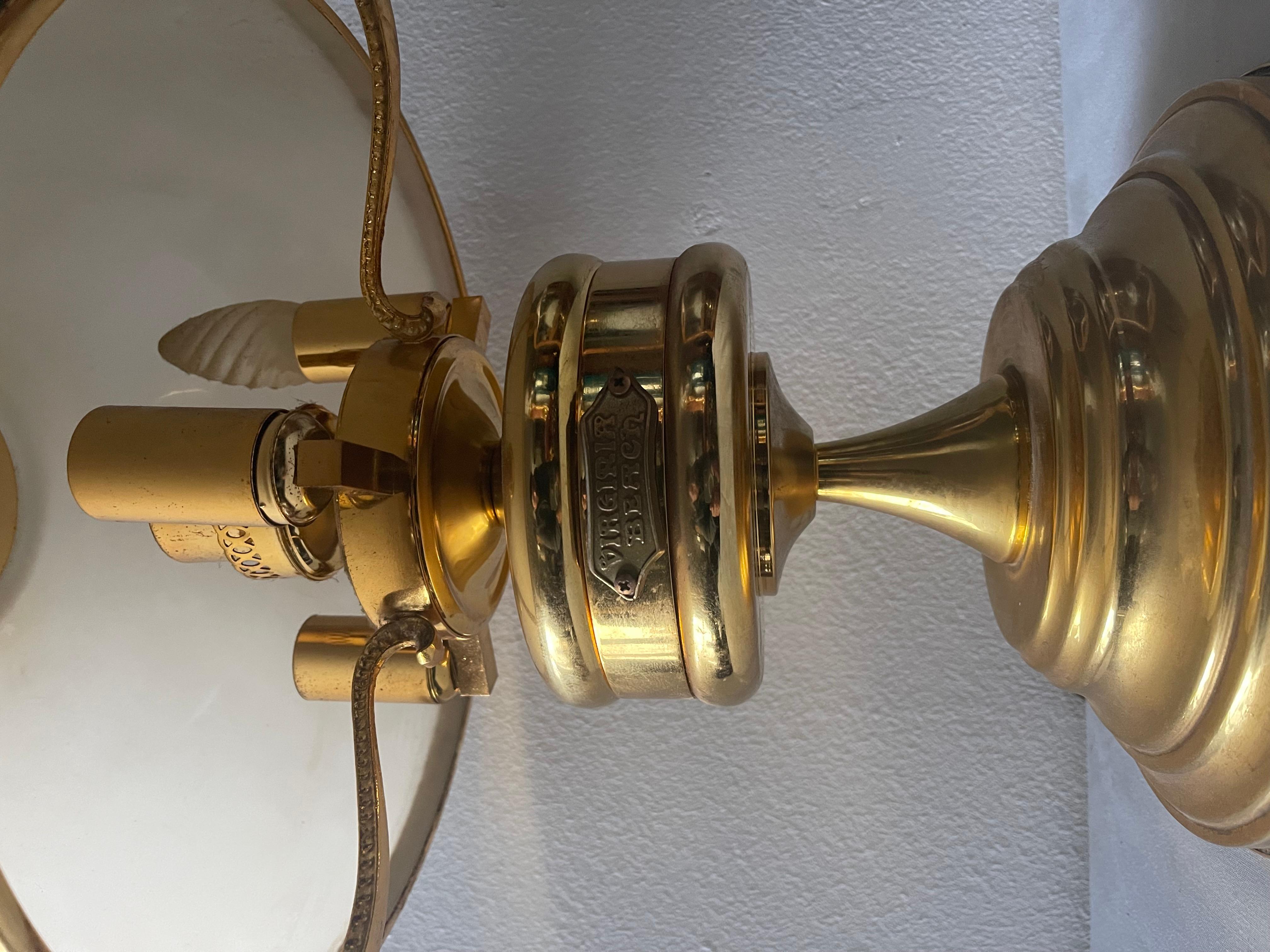 Italian Lampe de table en laiton et verre italien dans le style moderniste des années 1990 en vente