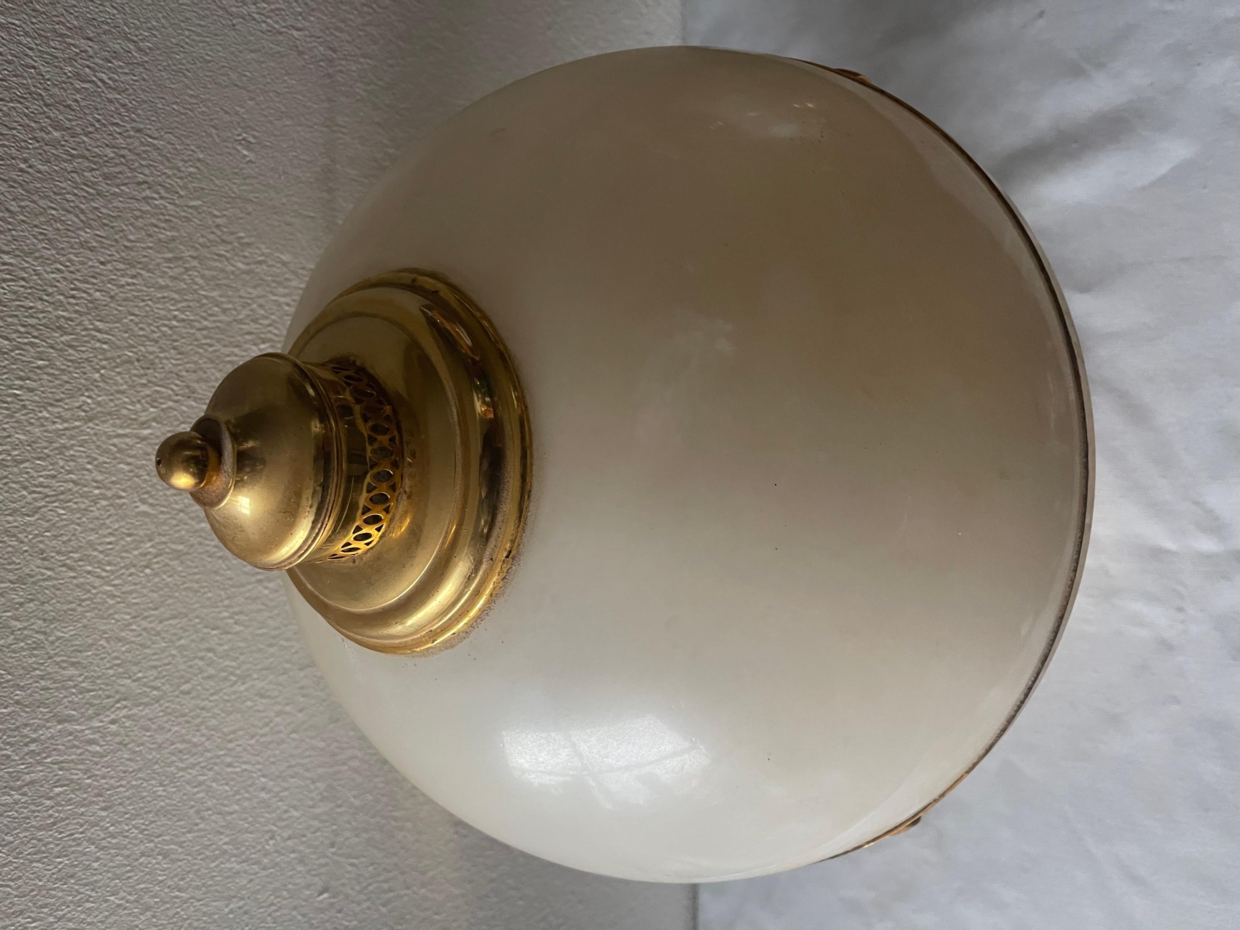 Lampe de table en laiton et verre italien dans le style moderniste des années 1990 Bon état - En vente à Cantù, IT
