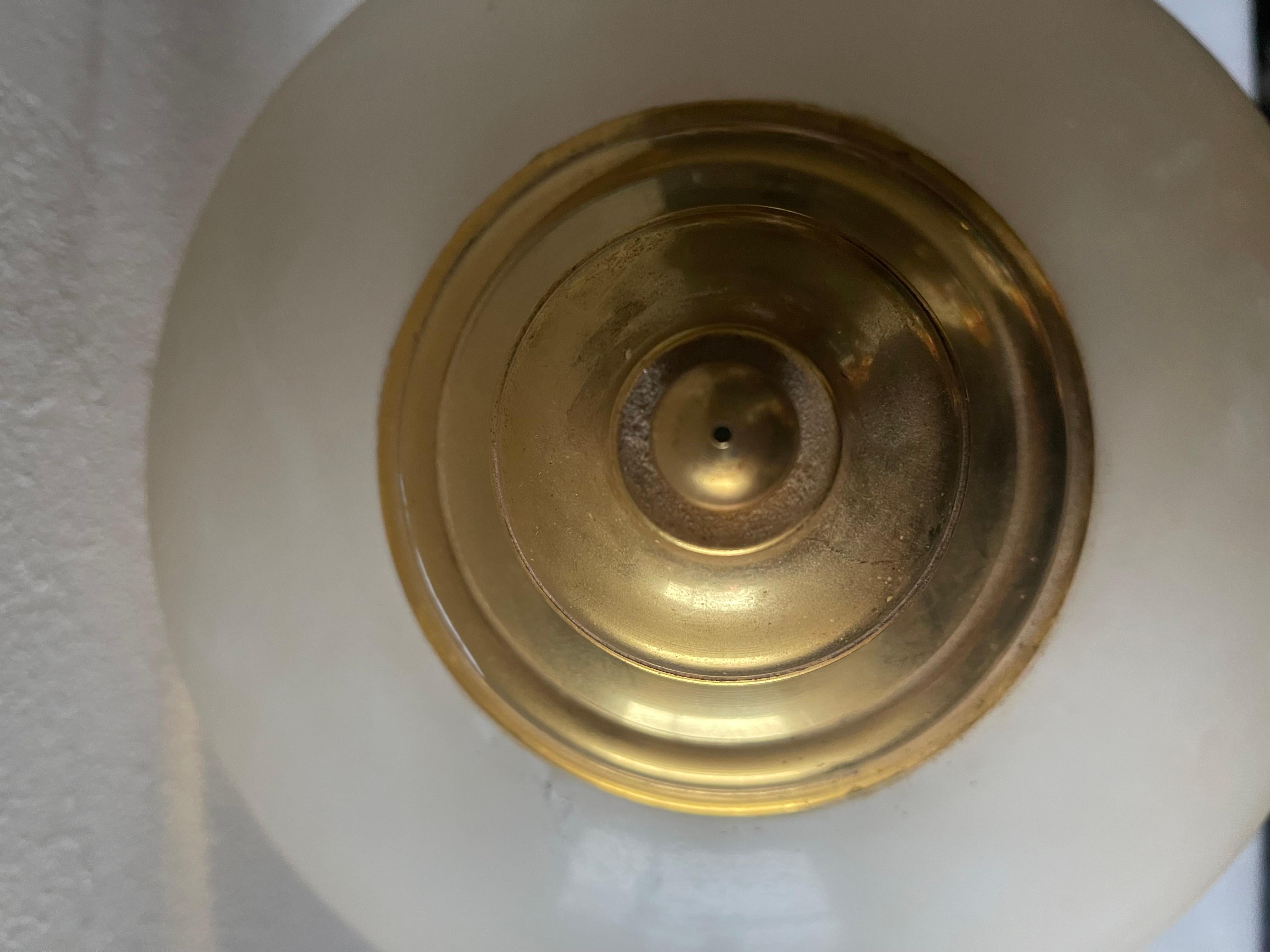 20th Century Lampe de table en laiton et verre italien dans le style moderniste des années 1990 en vente
