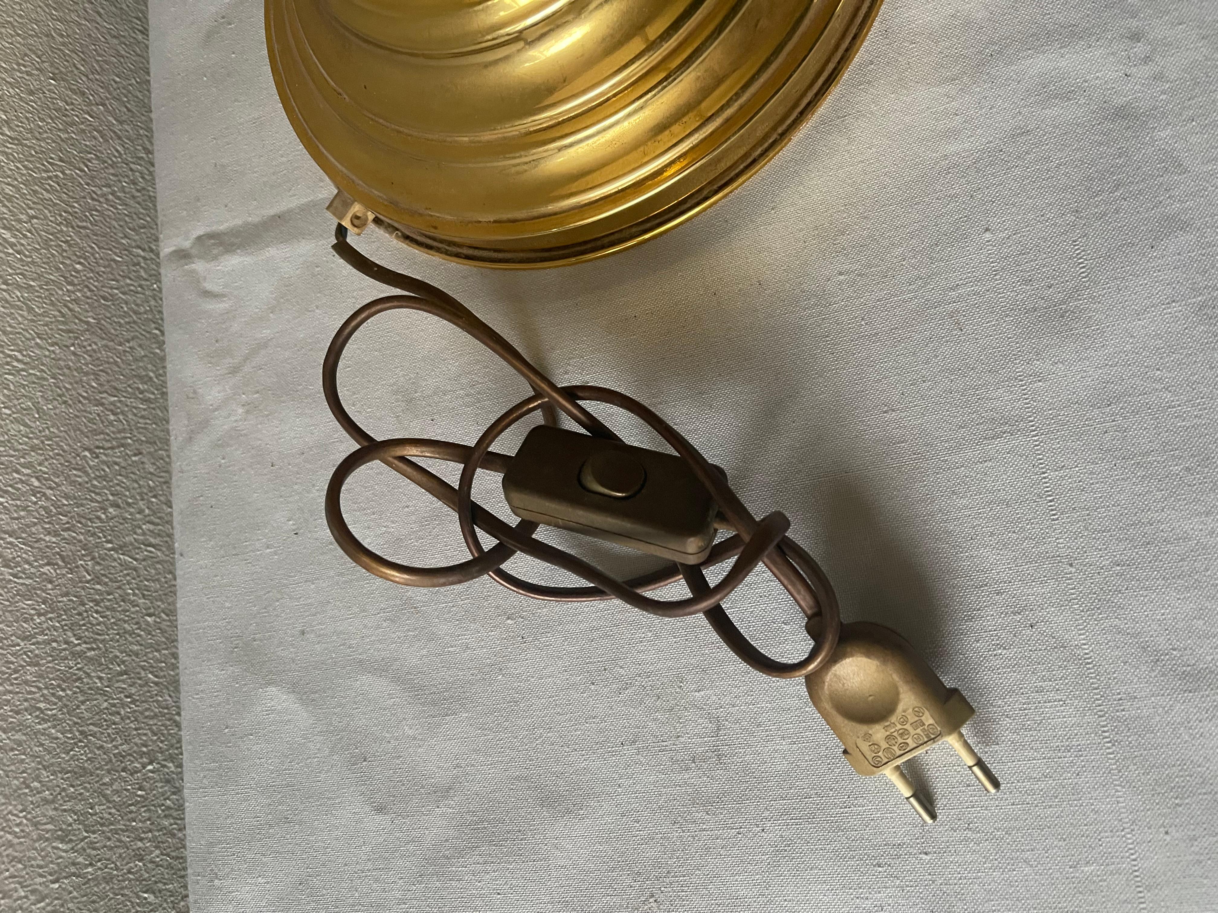 Laiton Lampe de table en laiton et verre italien dans le style moderniste des années 1990 en vente