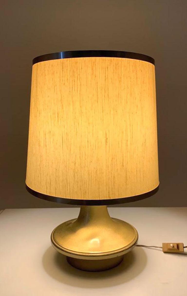Elegante Tischlampe aus den 1950er Jahren, hergestellt in Italien. Gebogenes Messinggestell und Lampenschirm aus Stoff. In sehr gutem Zustand mit Spuren der Zeit auf Messing. Intakter Lampenschirm. Vollständig funktionsfähig. 
