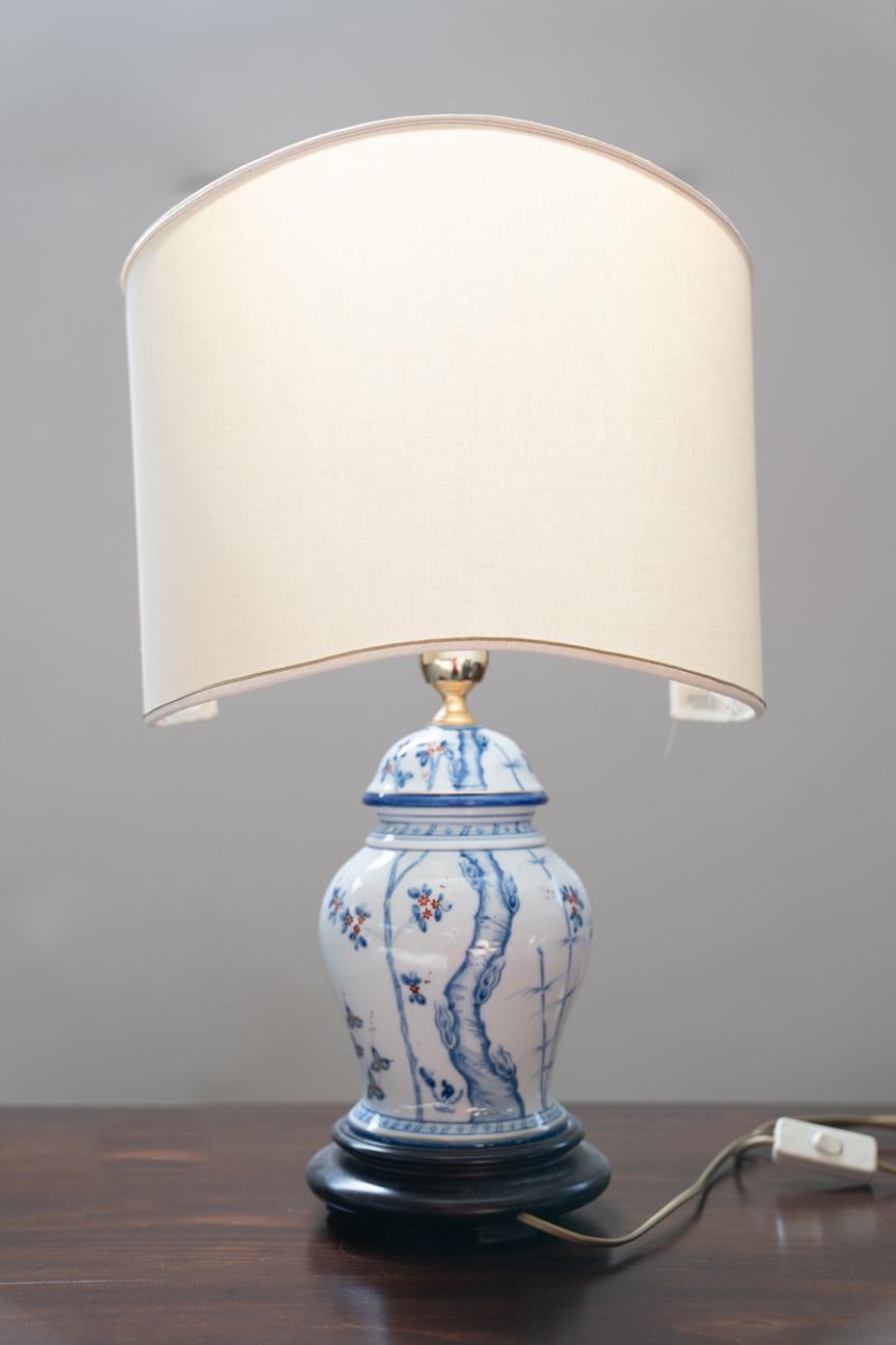 Lampe de table en porcelaine, 1980
y compris l'original. H53 x L35 x P26 - Kg3
COULEUR                               Bleu clair, blanc, beige, rouge, marron          
MATÉRIAUX                          Porcelaine, fer, tissu, verre,