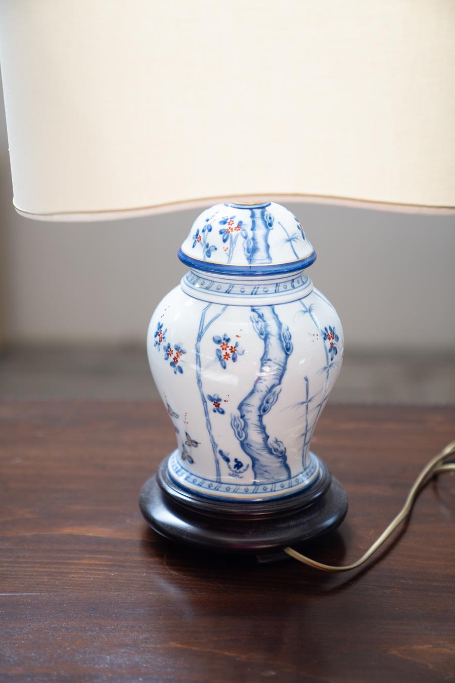 Italian Porcelain table lamp, 1980s For Sale