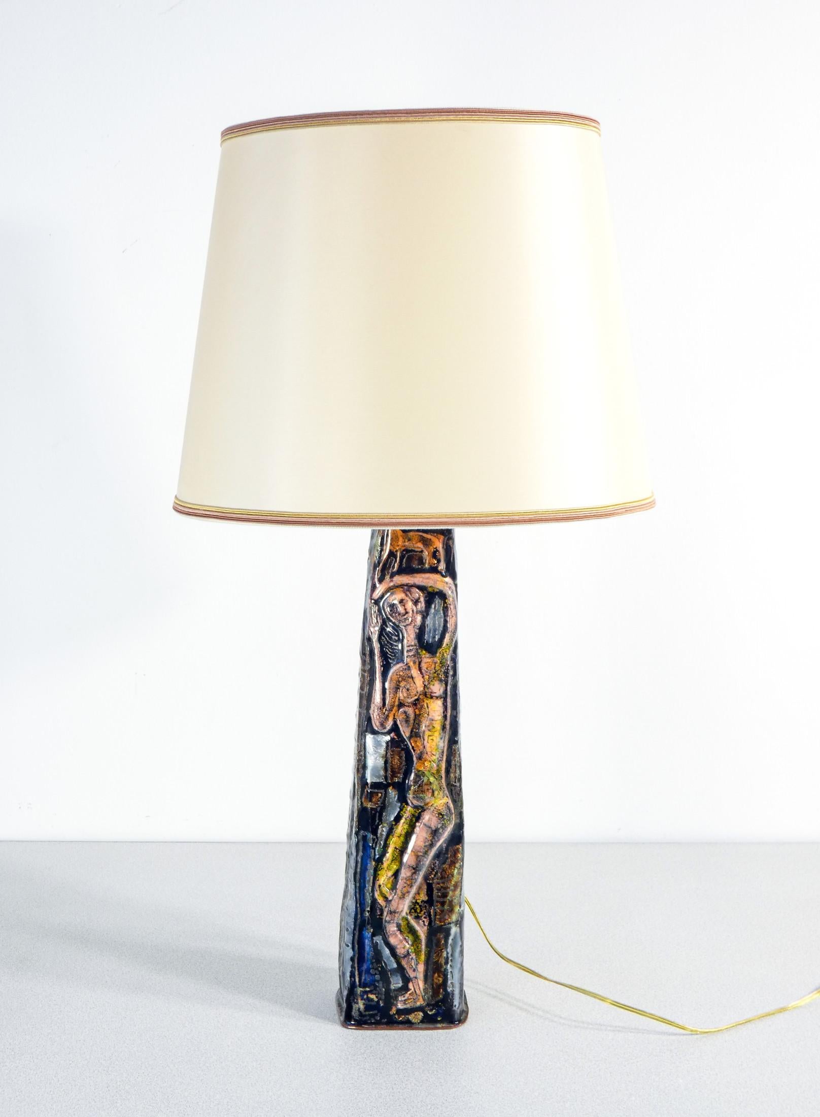 Lampe à poser
en métal et en émail,
design Virgilio BARI
pour les émaux FIELD.

ORIGINE
Turin

PÉRIODE
1960s

CONCEPTEUR
Virgil BARI

MARQUE
Glaçures de chantier

MATÉRIAUX
Cuivre et émaux polychromes

DIMENSIONS
Dimensions totales :
Hauteur : 76