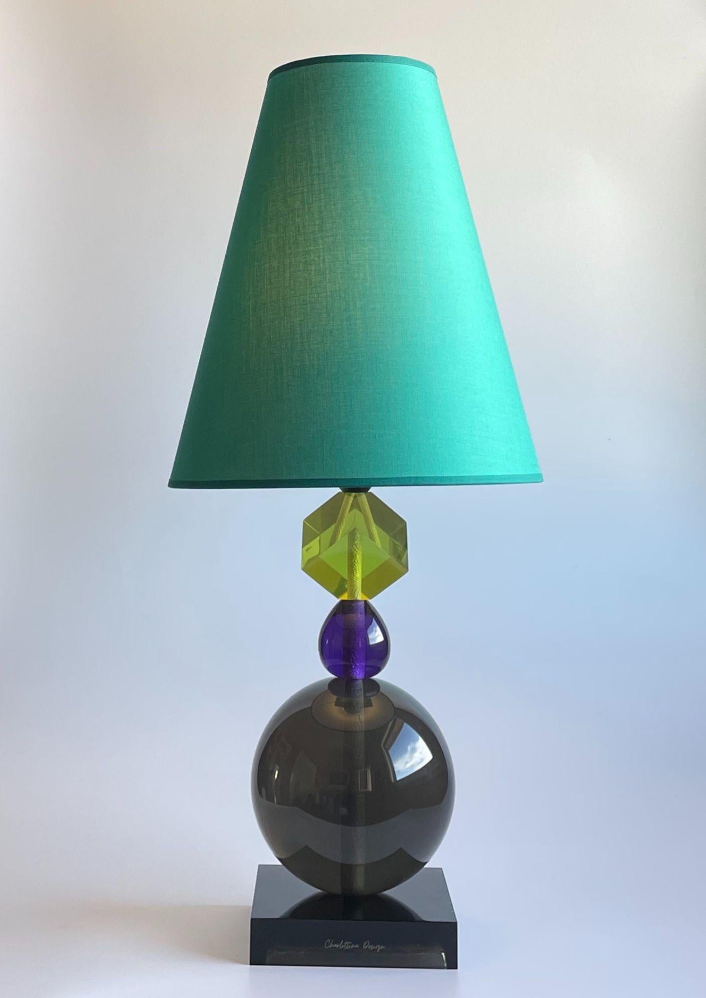 100% Italian resin table lamp in design and manufacture In New Condition For Sale In Roma, IT