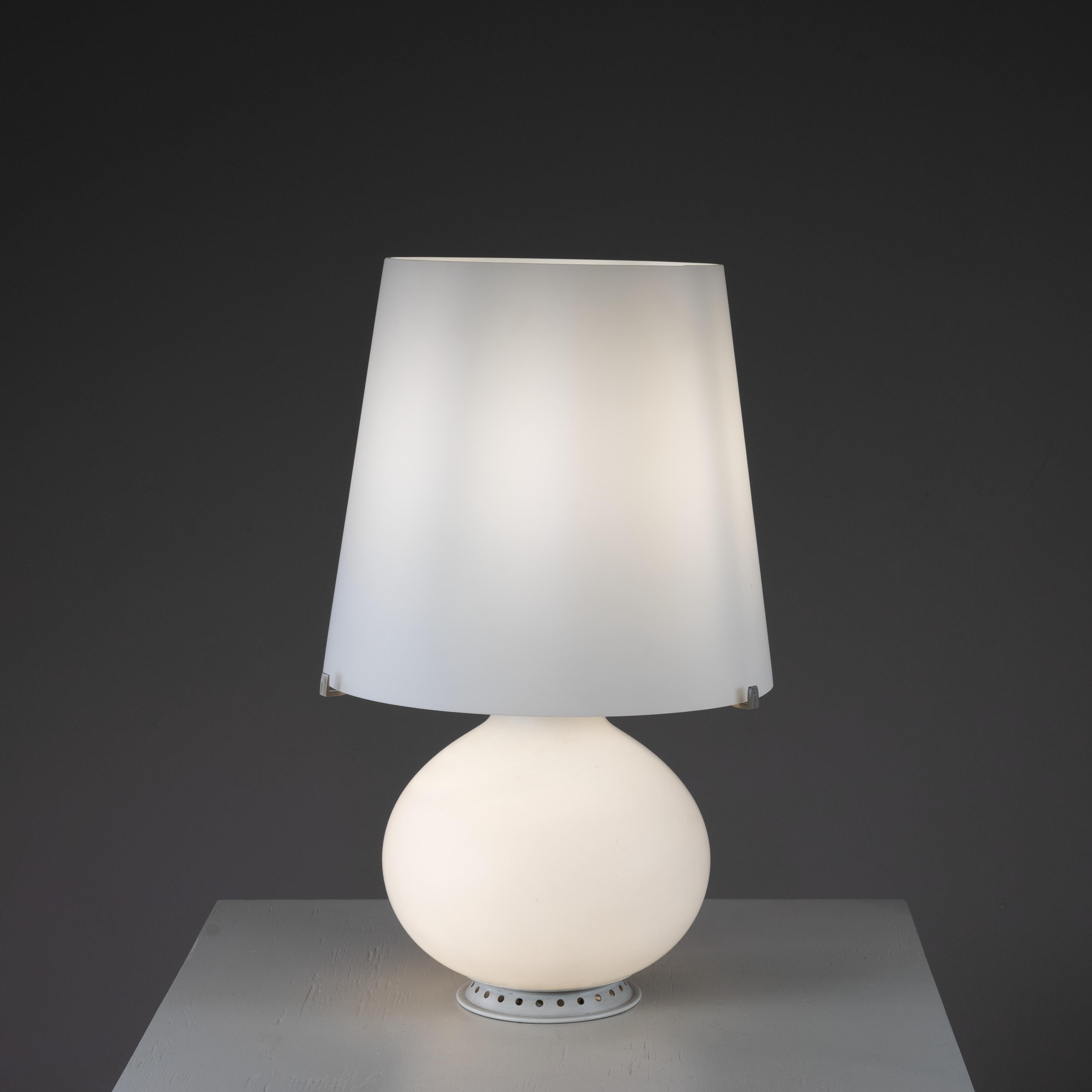 Dieses Capolavoro di design incarna la perfetta fusione tra arte e functionalità, rendendolo un elemento imprescindibile per chi desidera arricire i propri spazi con un tocco di raffinatezza. Realisiert in hochwertigem Vetro Soffiato, strahlt diese