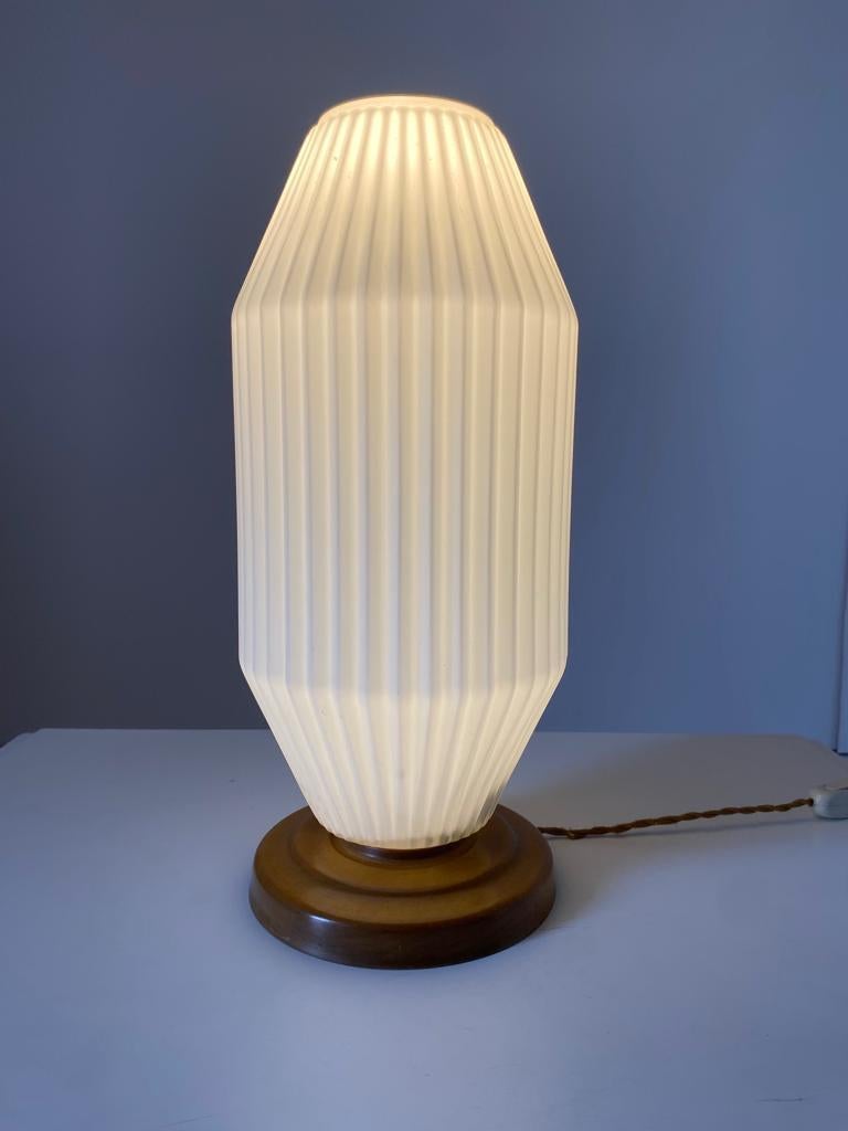 Lampada da tavolo in vetro bianco e rovere, Italia anni 40 For Sale 3