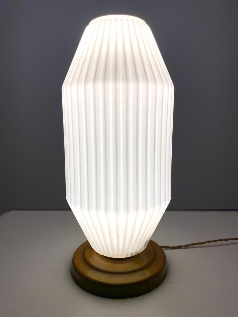 Art Deco Lampada da tavolo in vetro bianco e rovere, Italia anni 40 For Sale