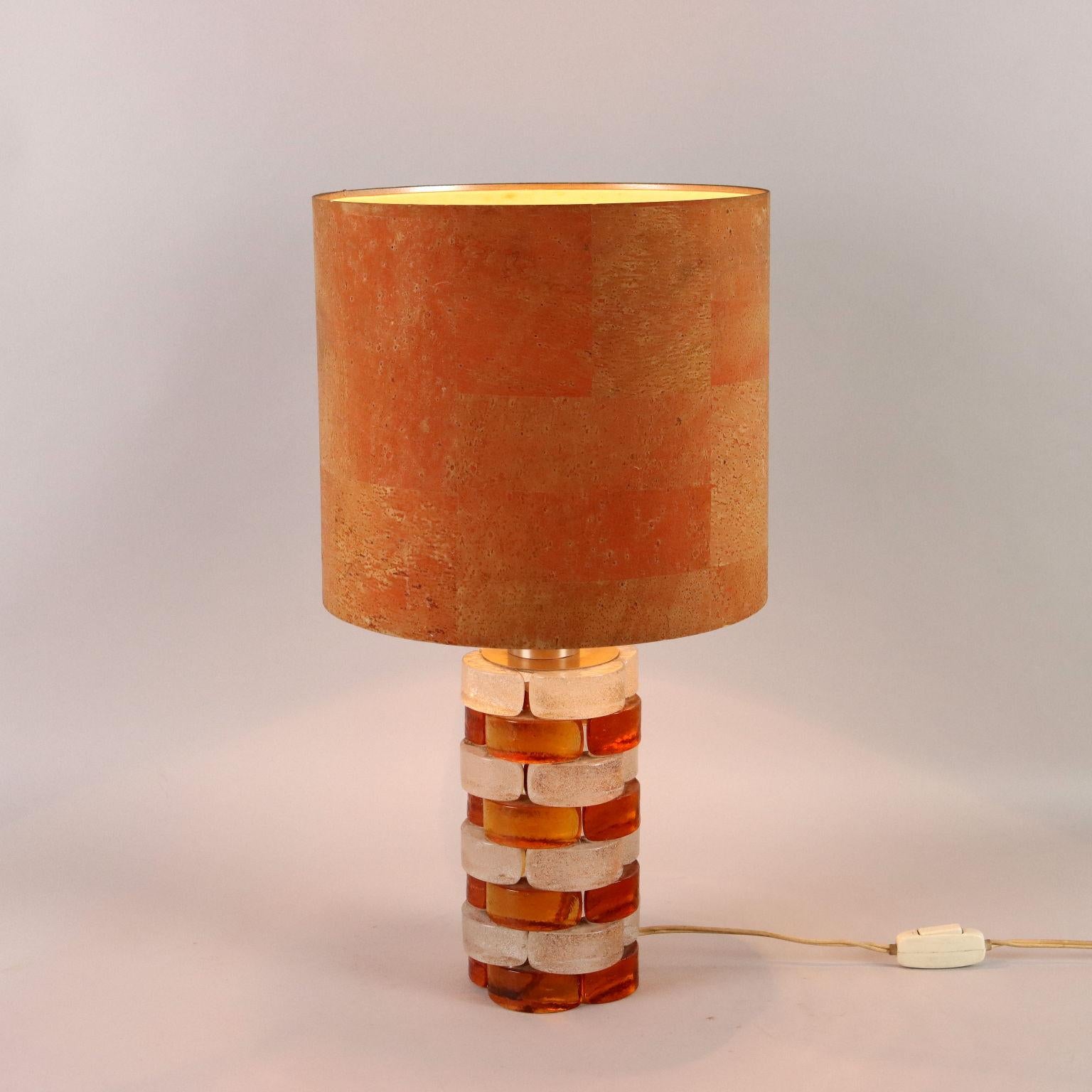 Lampe de table de style Poliarte, verre bicolore, abat-jour recouvert de liège.