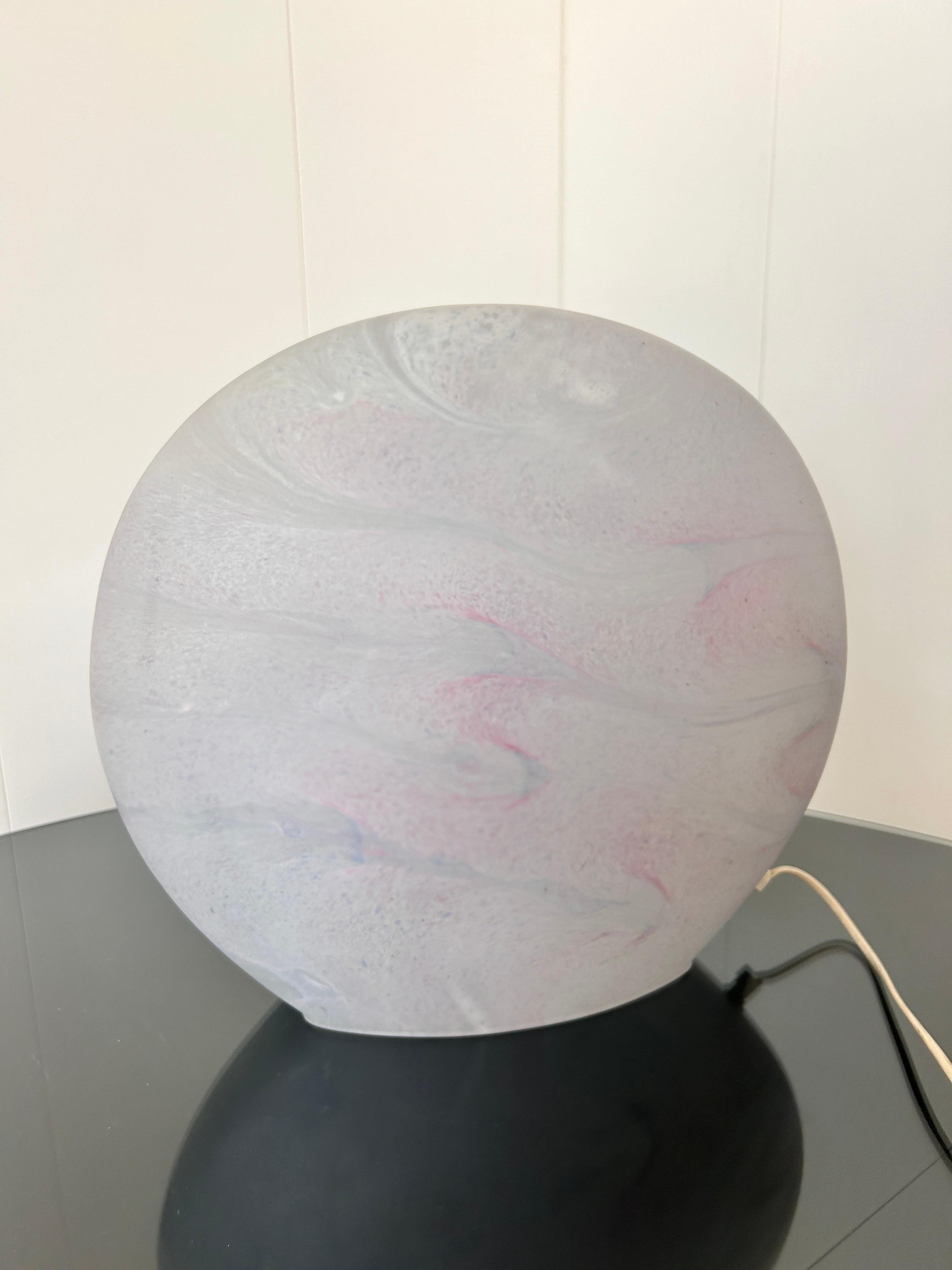 Lampe de table particulière en vetro coloré dans les tons de rose avec des sfumatures d'azzurro, de grigio et d'alto.