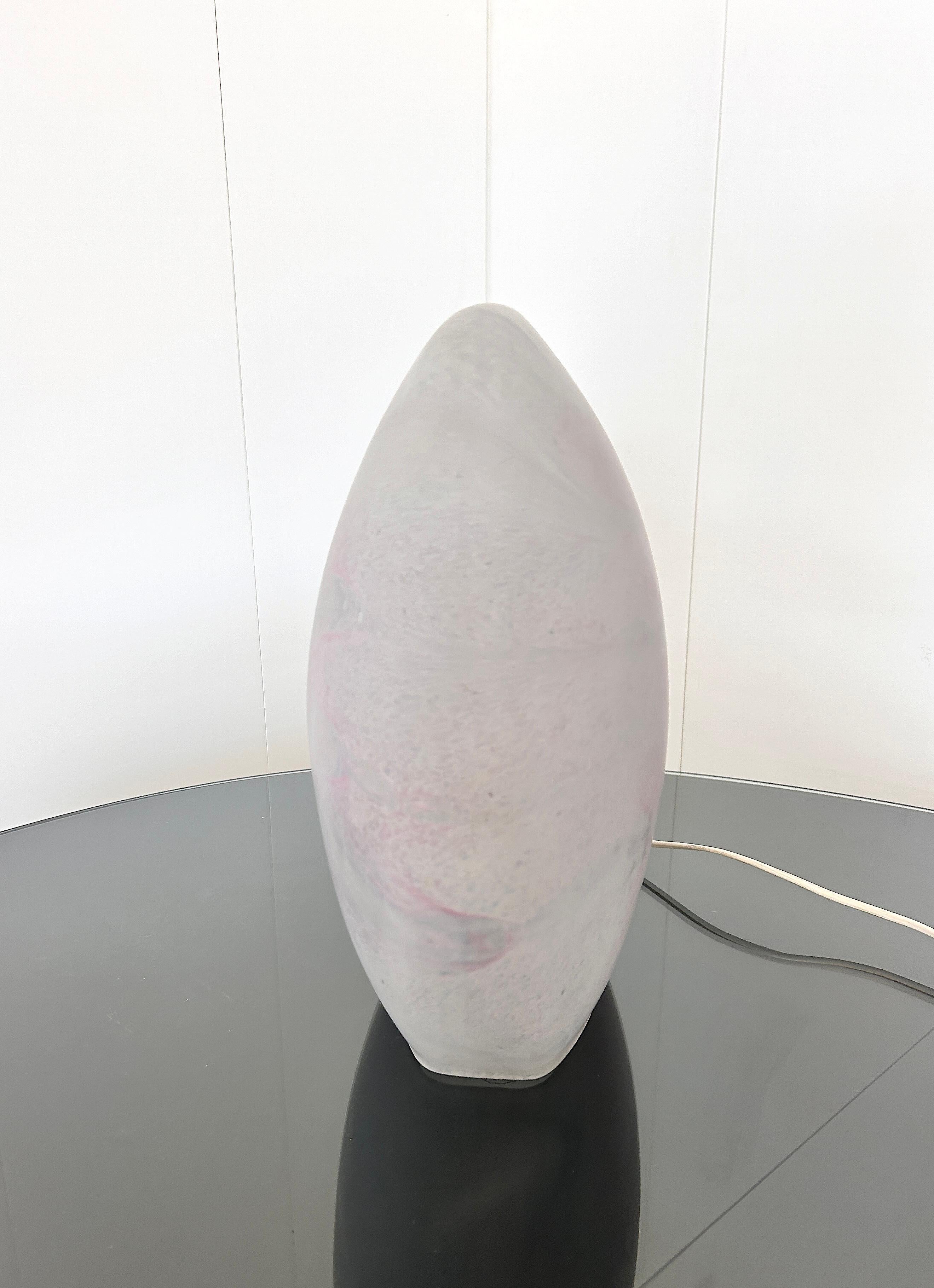 Lampada da tavolo in vetro di Munano nei toni del rosa, prod. italien, années 80 Bon état - En vente à Rivoli, IT