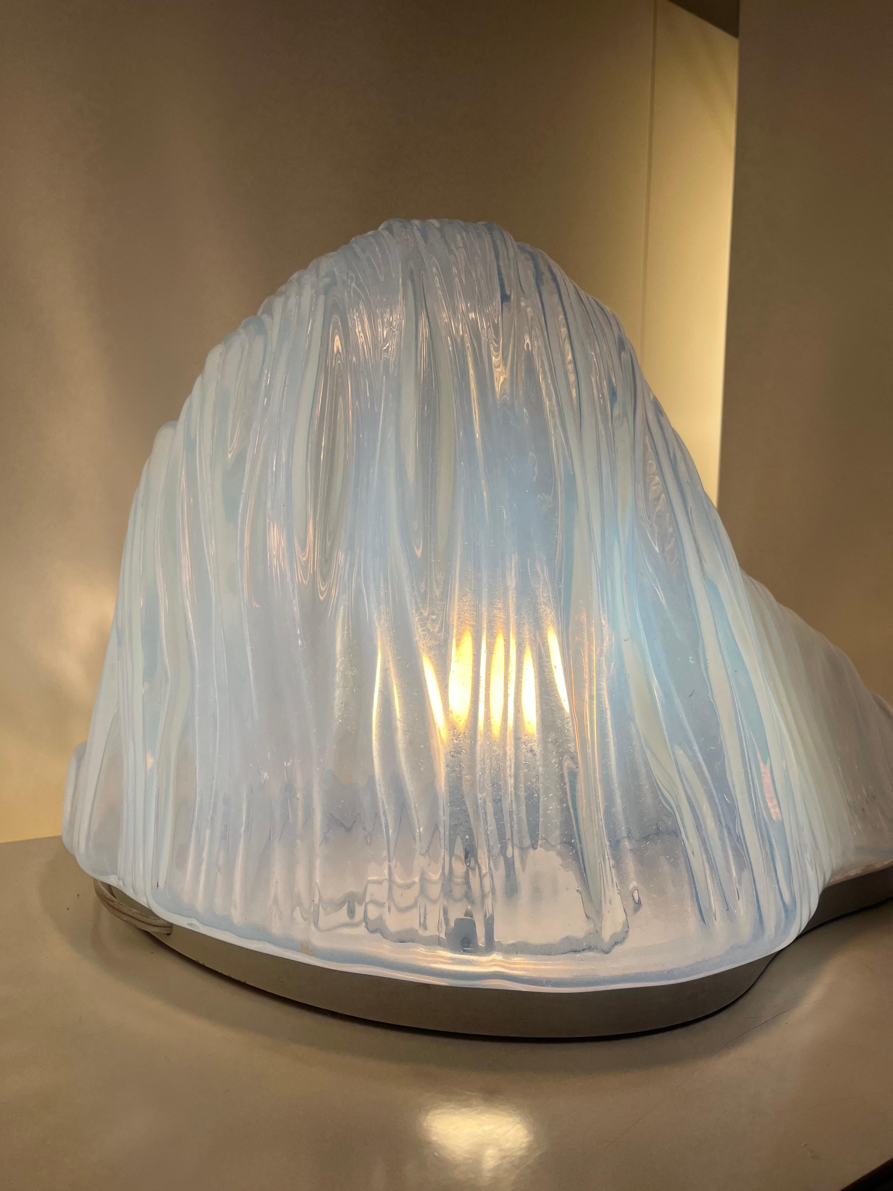 Lampada da tavolo in vetro di Murano modello Iceberg disegnata da Carlo Nason per Mazzega nel 1960.

Ottime condizioni. 

Carlo Scarpa è stato un architetto e designer italiano, tra i più importanti del XX secolo. 

