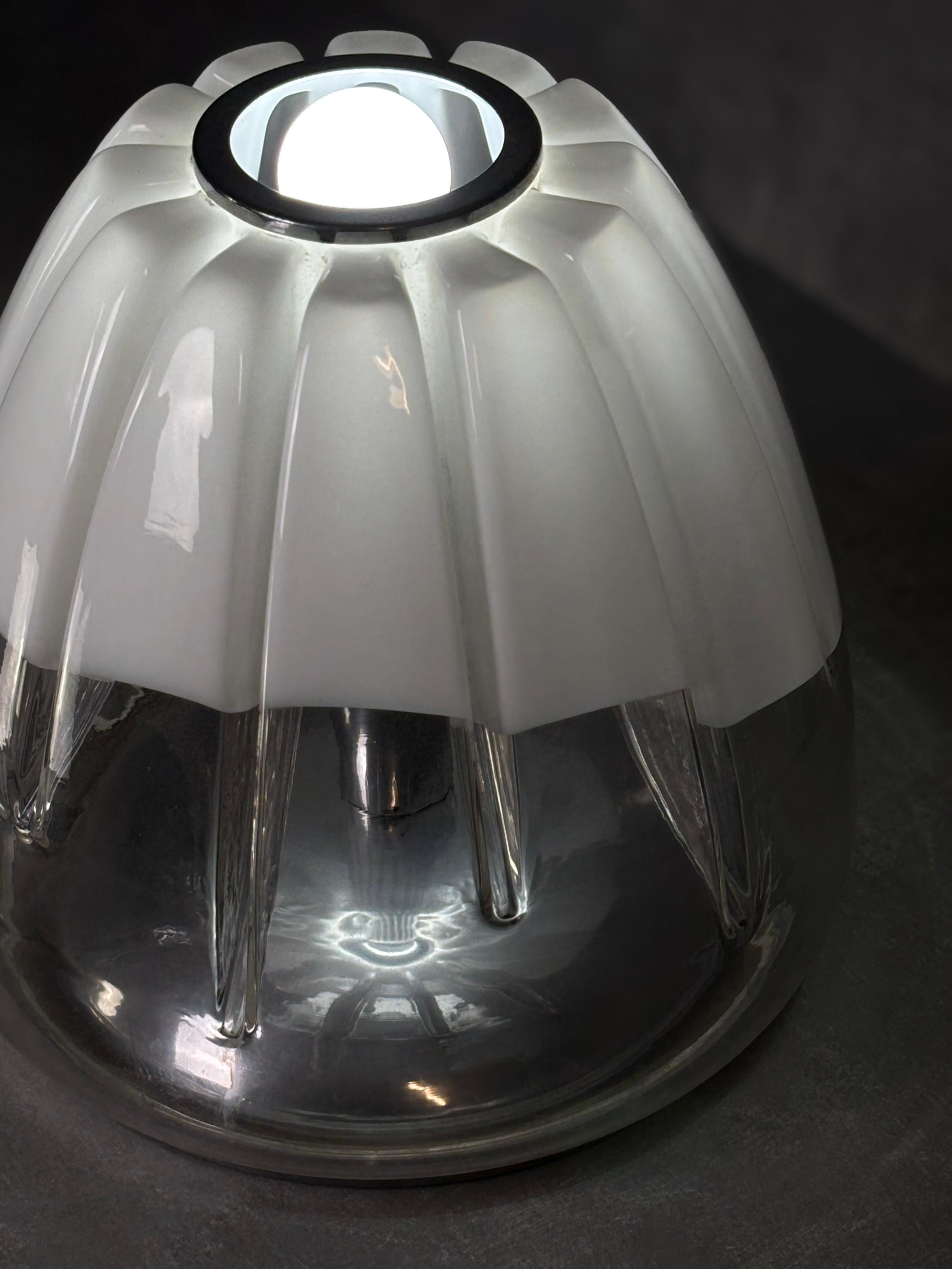 Acier Lampe de table en verre et acier, 1970 en vente