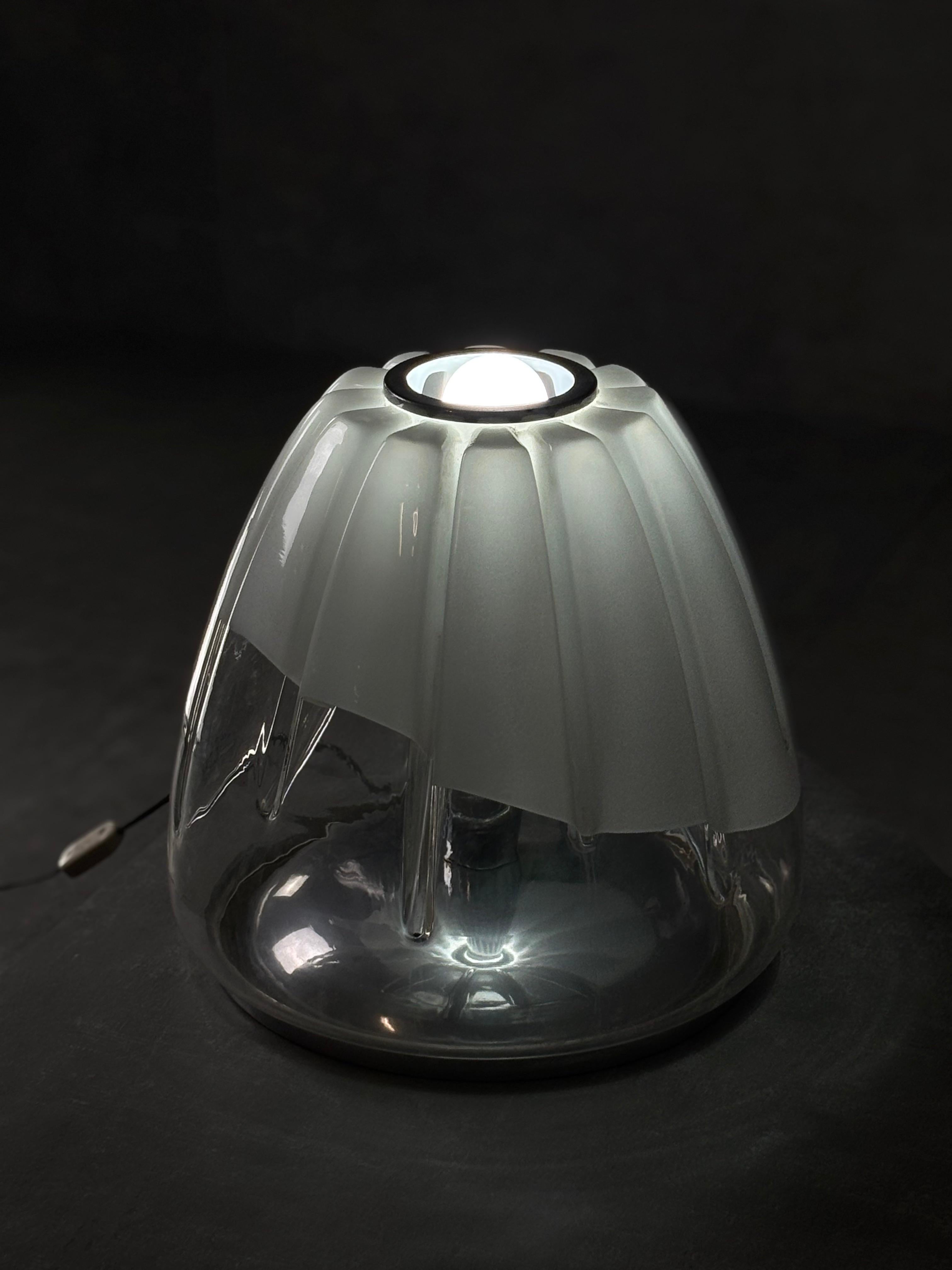 Lampe de table en verre et acier, 1970 en vente 1