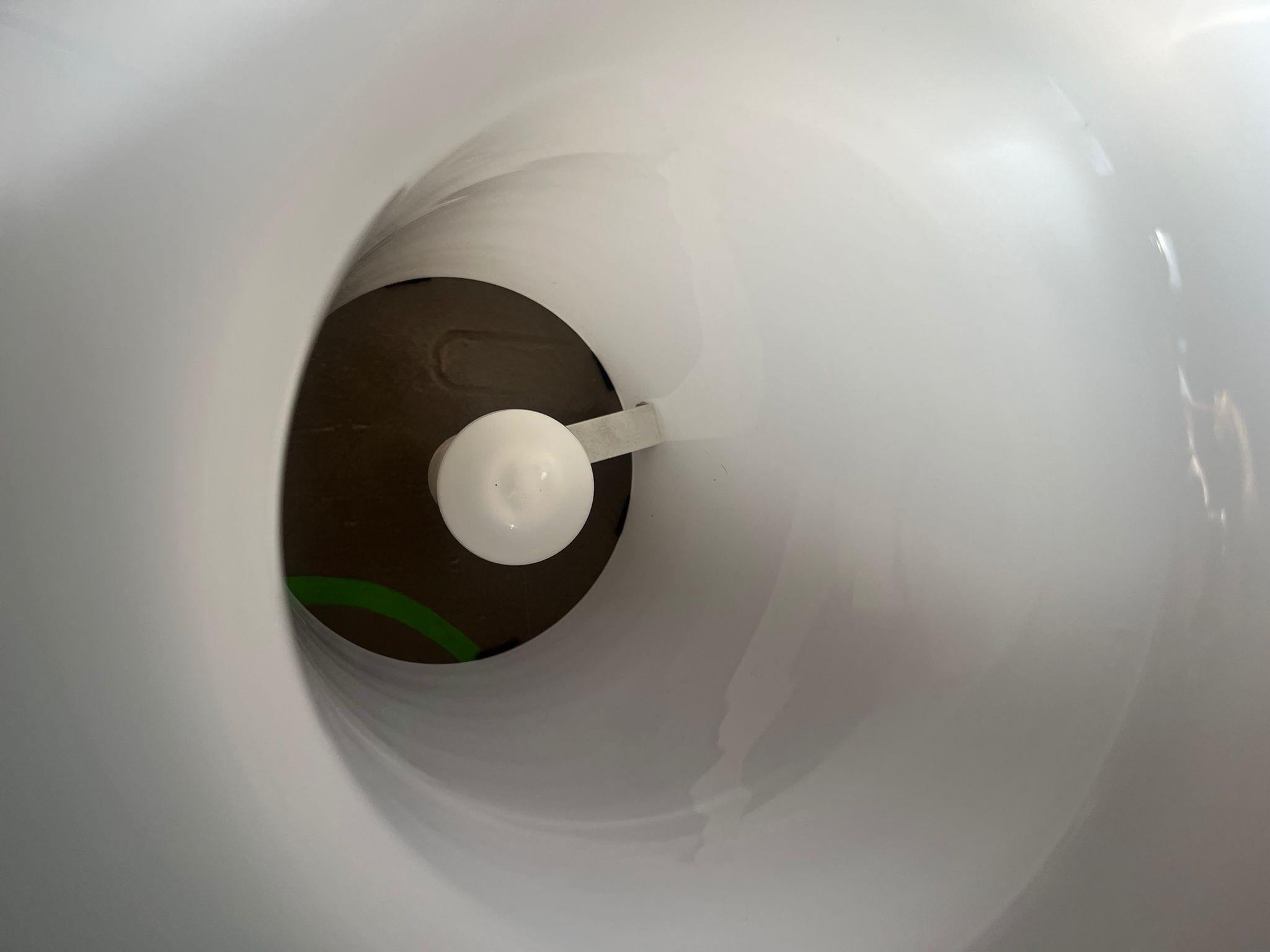 Lampada da tavolo in vetro lattiginoso e metallo nero, 1970 circa en venta 5