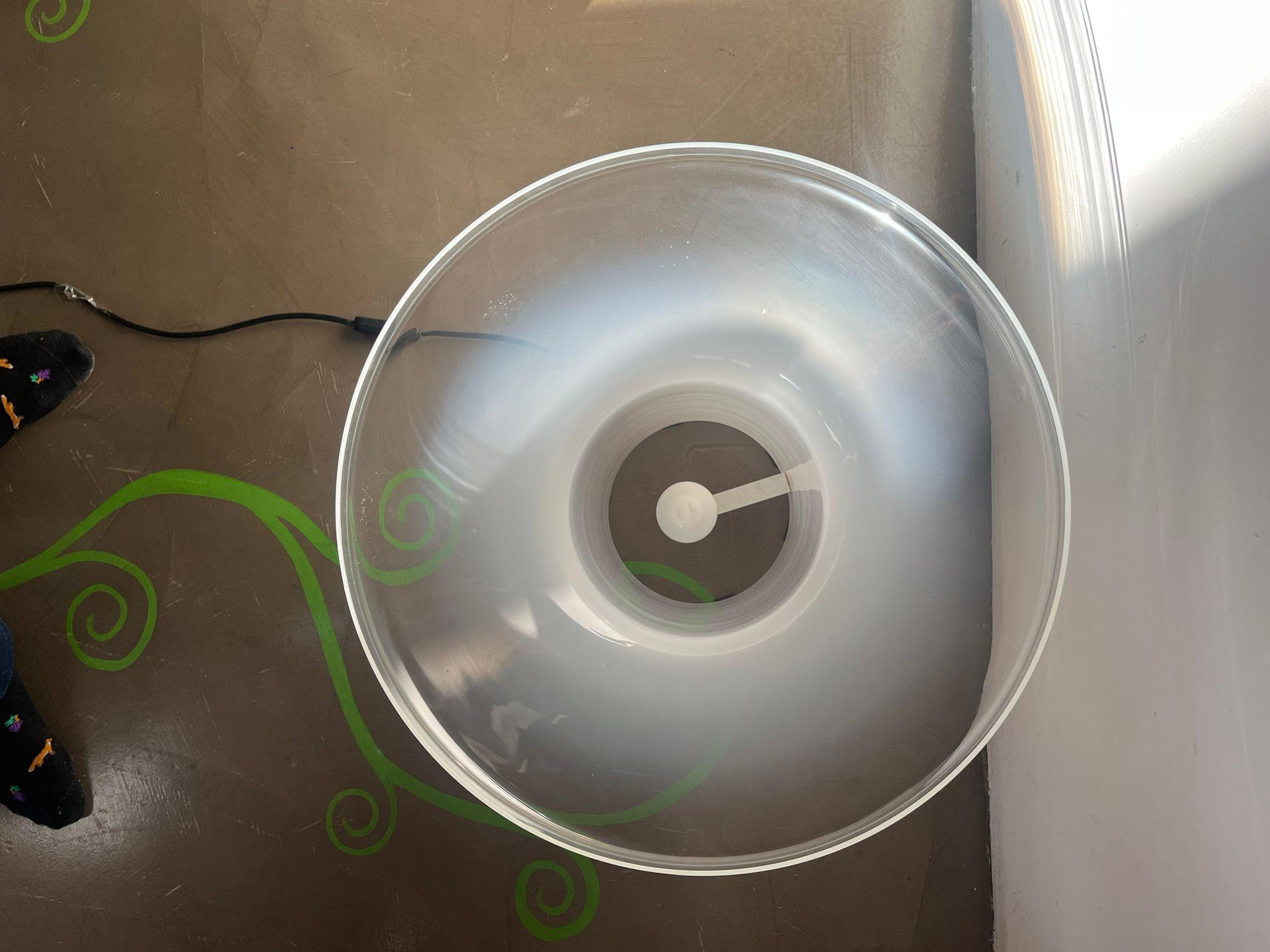 Lampada da tavolo in vetro lattiginoso e metallo nero, 1970 circa en venta 6