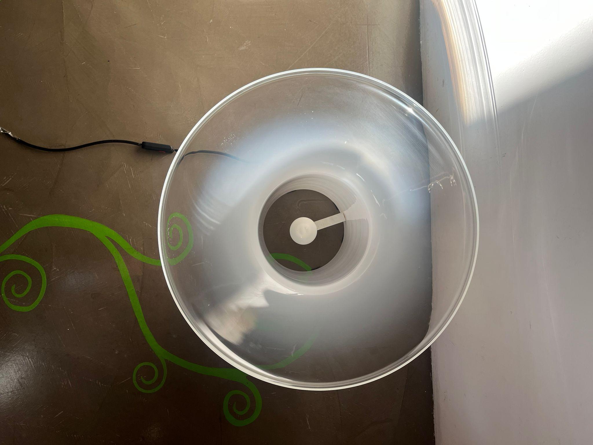 Lampada da tavolo in vetro lattiginoso e metallo nero, 1970 circa en venta 7