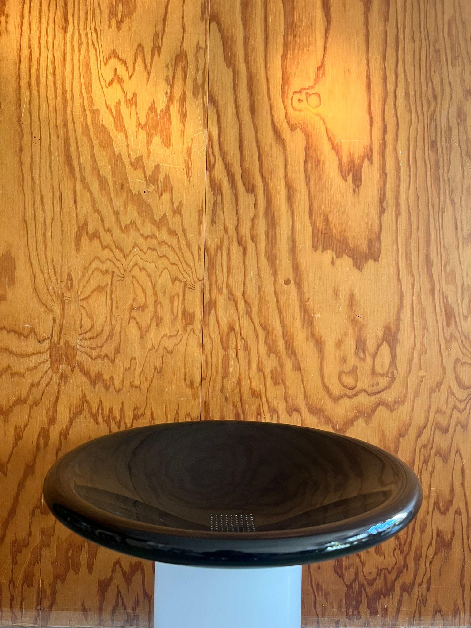 Lampada da tavolo in vetro lattiginoso e metallo nero, 1970 circa en venta 8