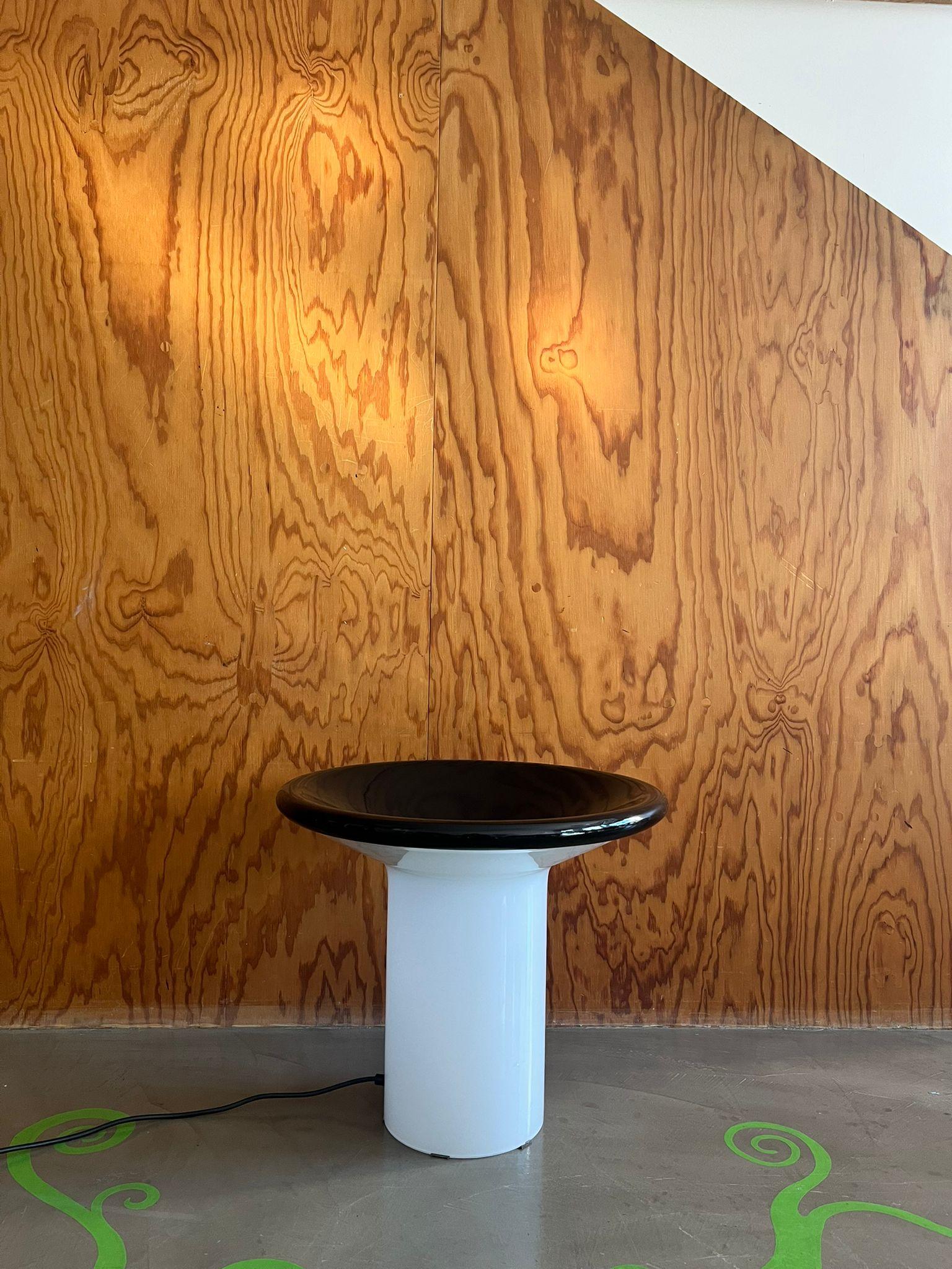 Lampada da tavolo in vetro lattiginoso e metallo nero, 1970 circa Moderno de mediados de siglo en venta