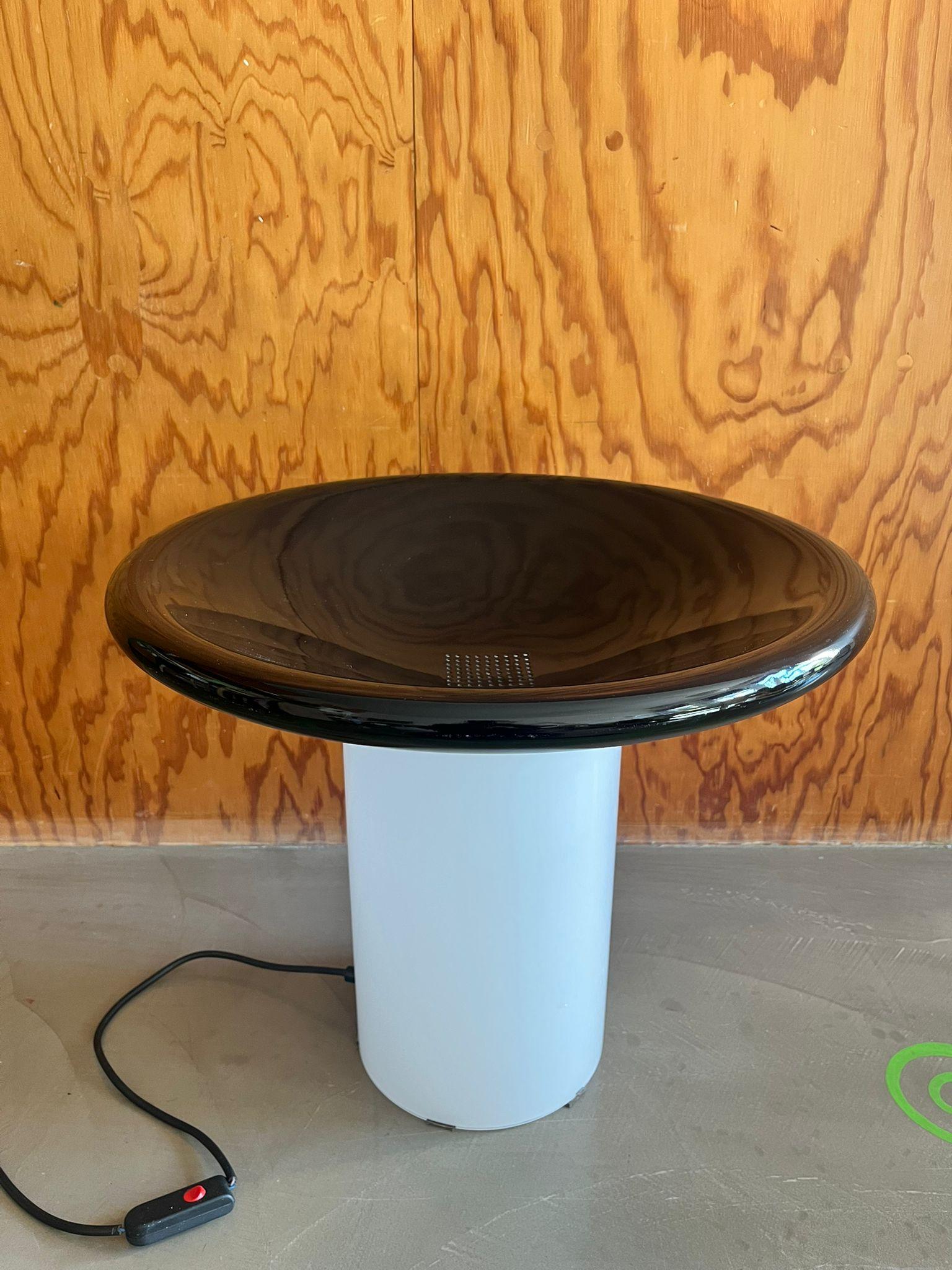 Lampada da tavolo in vetro lattiginoso e metallo nero, 1970 circa en Bueno estado para la venta en Milano, IT