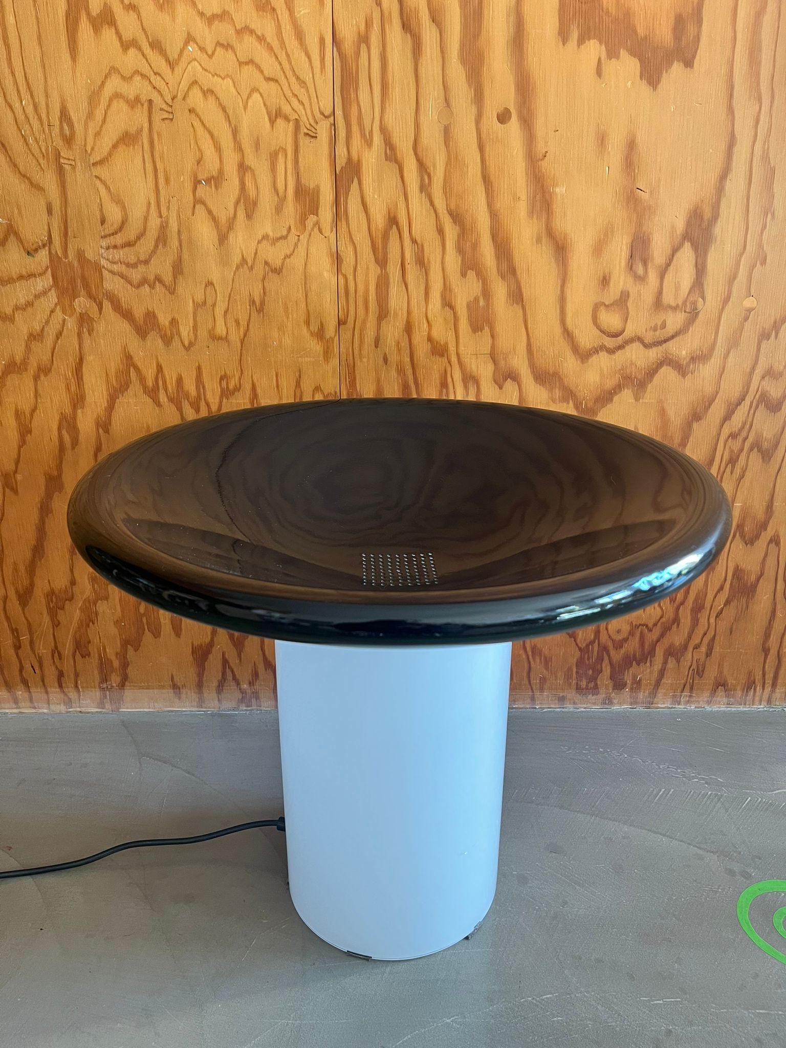 Lampada da tavolo in vetro lattiginoso e metallo nero, 1970 circa finales del siglo XX en venta