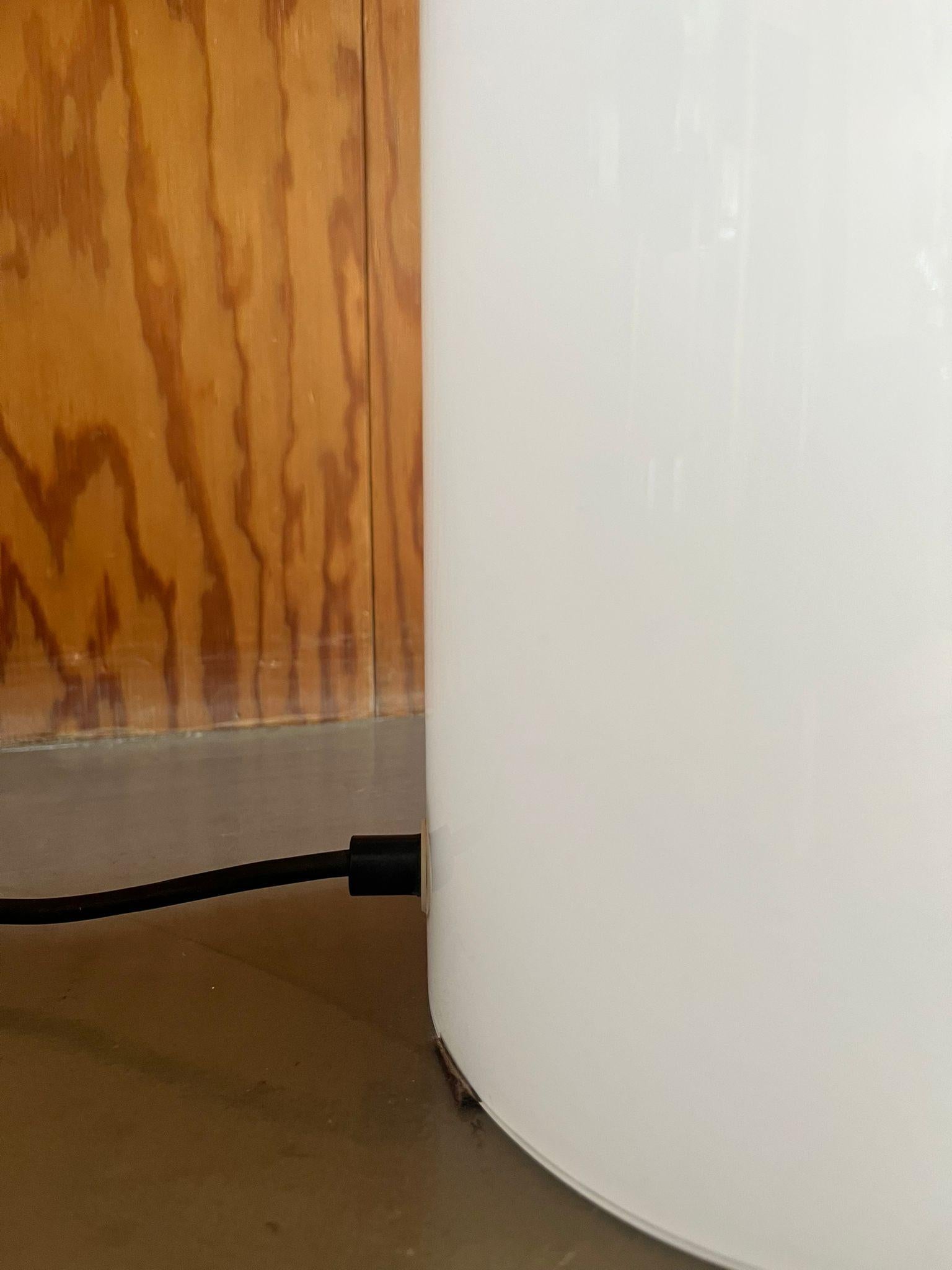 Lampada da tavolo in vetro lattiginoso e metallo nero, 1970 circa en venta 2