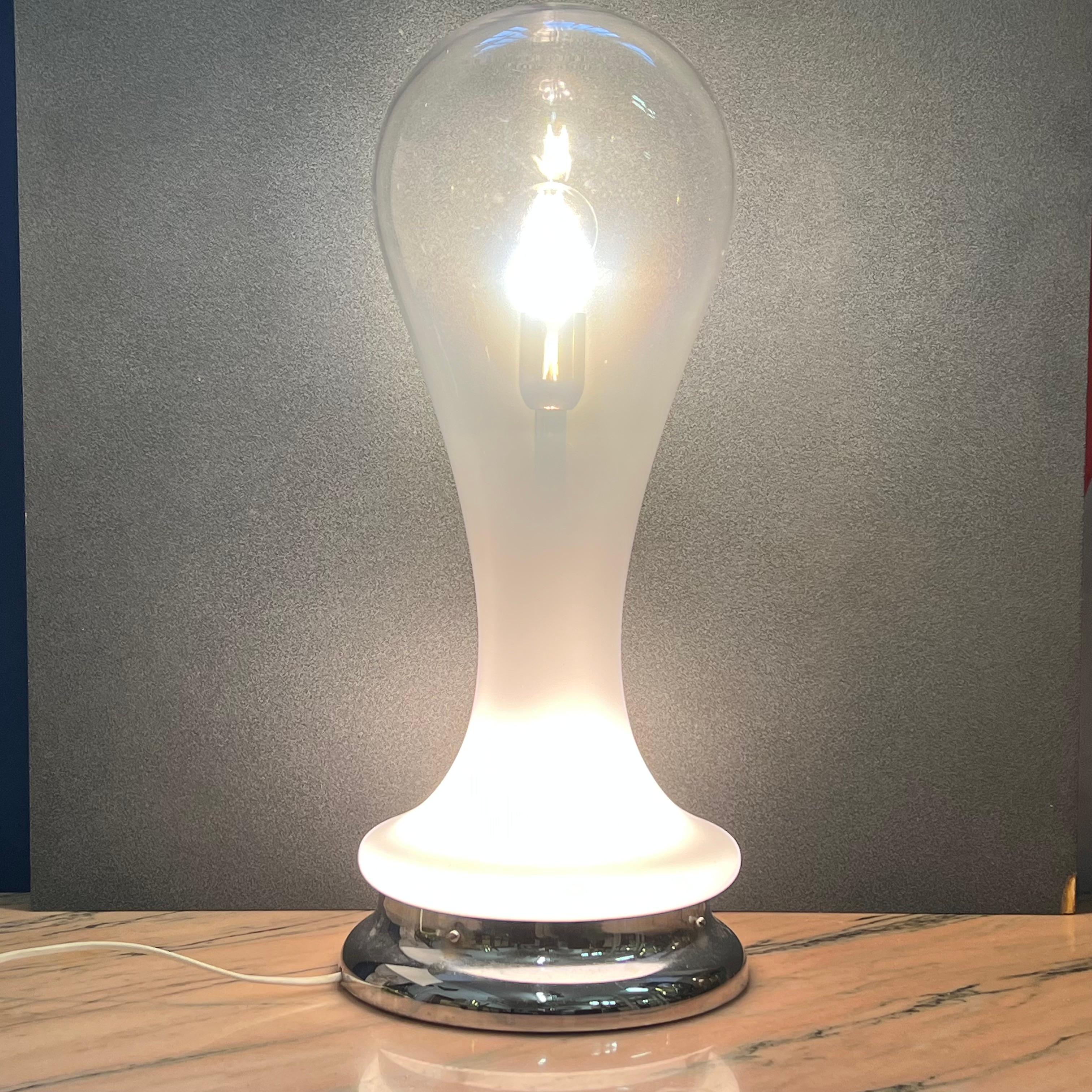 Mid-Century moderno Lampada da Tavolo in Vetro Lattimo  Soffiato - A.V. Mazzega - Italia - Anni '70 in vendita