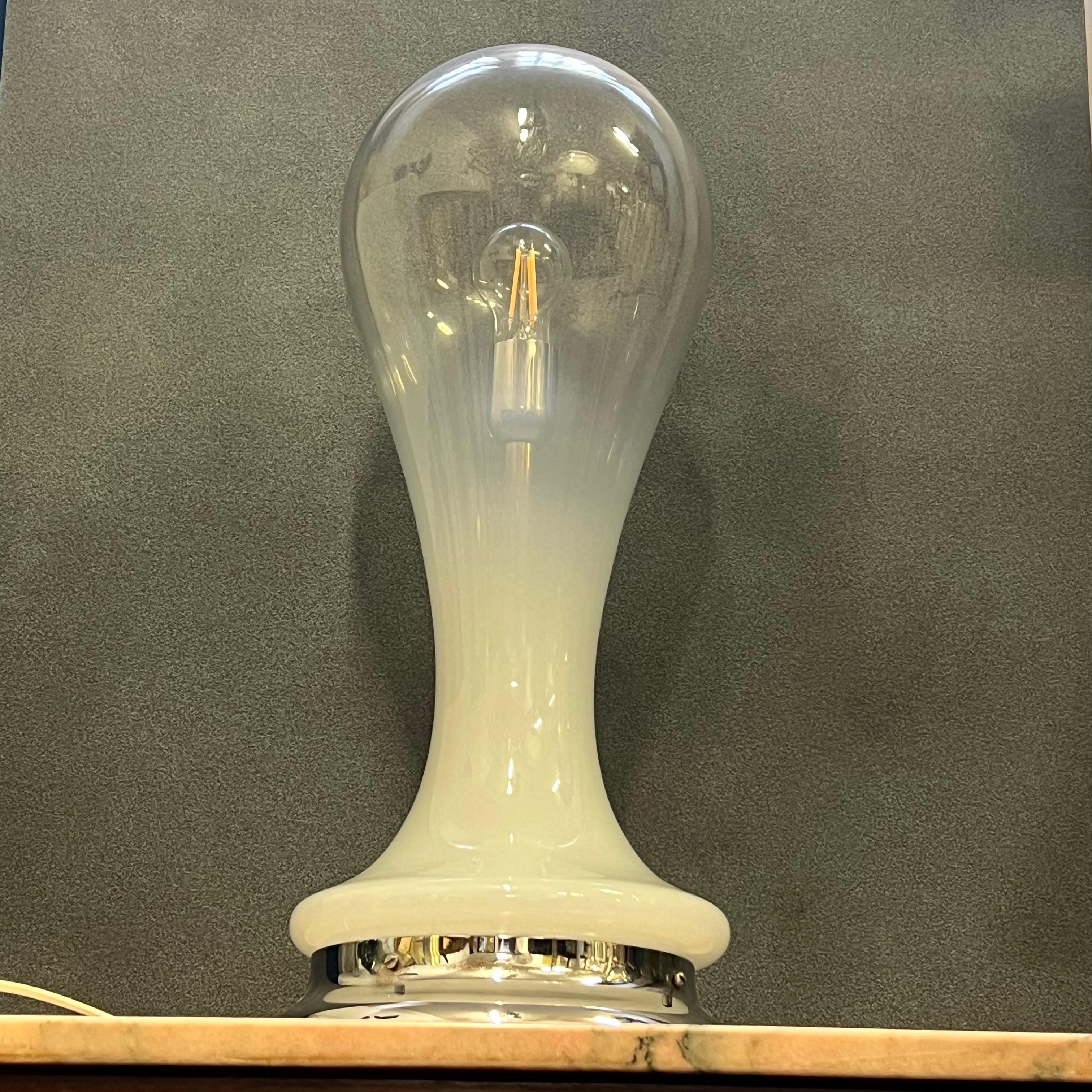 Italian Lampada da Tavolo in Vetro Lattimo  Soffiato - A.V. Mazzega - Italia - Anni '70 in vendita