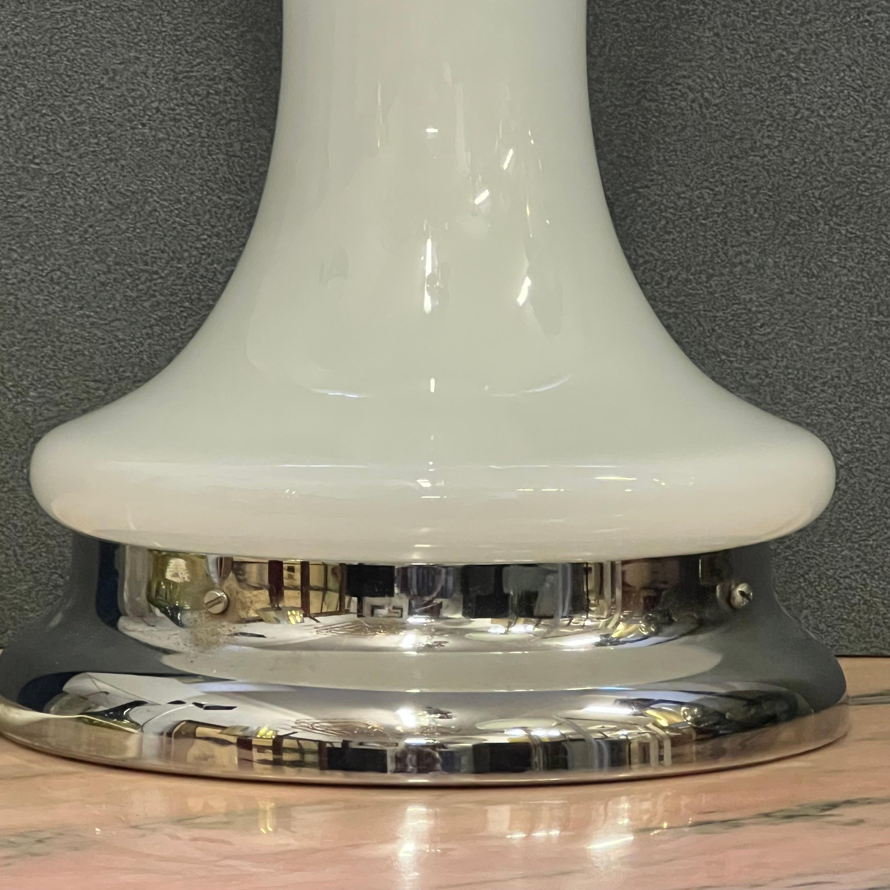 20th Century Lampada da Tavolo in Vetro Lattimo  Soffiato - A.V. Mazzega - Italia - Anni '70 in vendita