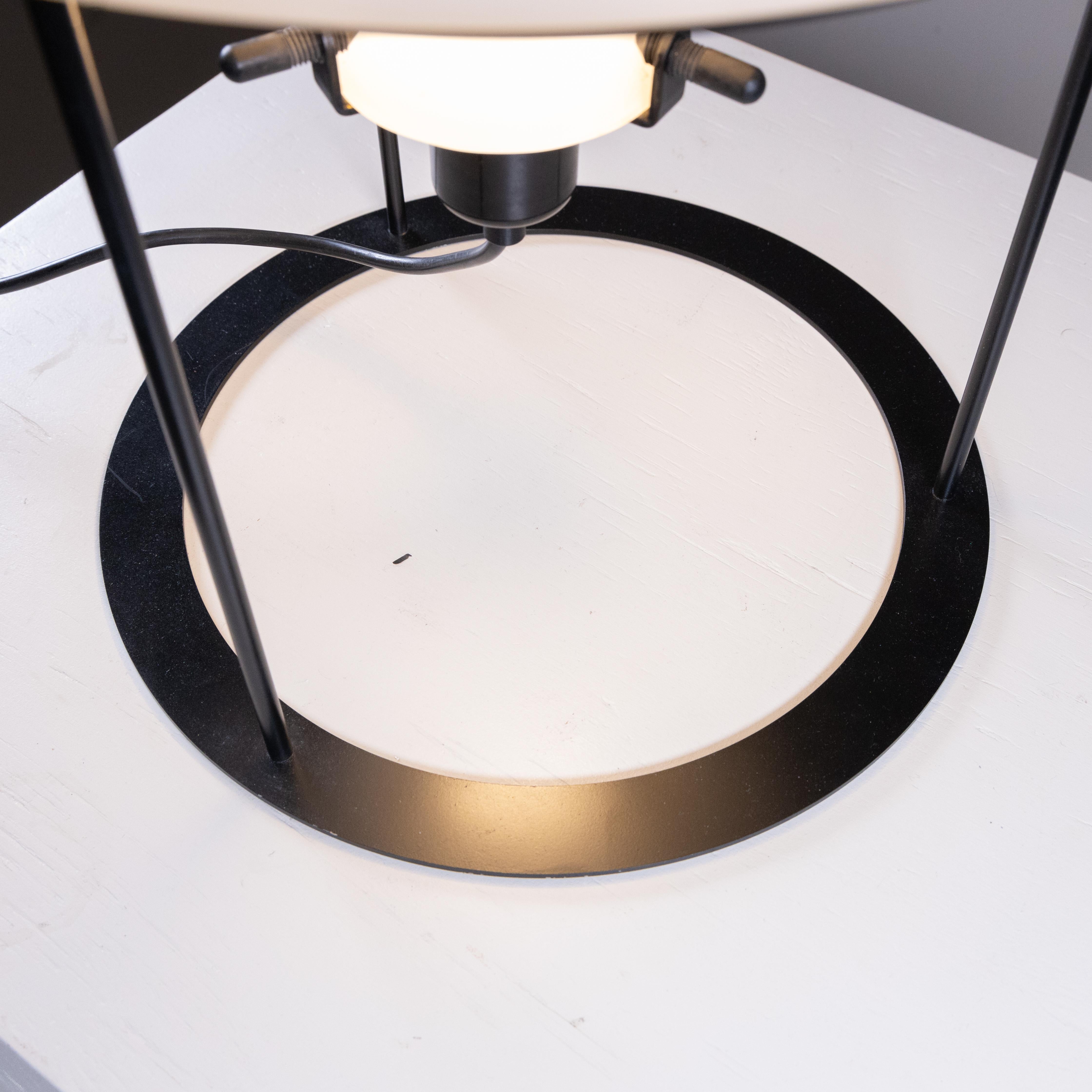 
Lampe de table en verre opale et métal, 1970

État : bon
Matériaux : métal, verre opale
Époque:1970
Il présente de petites marques superficielles dues au temps, mais il est en bon état général. 