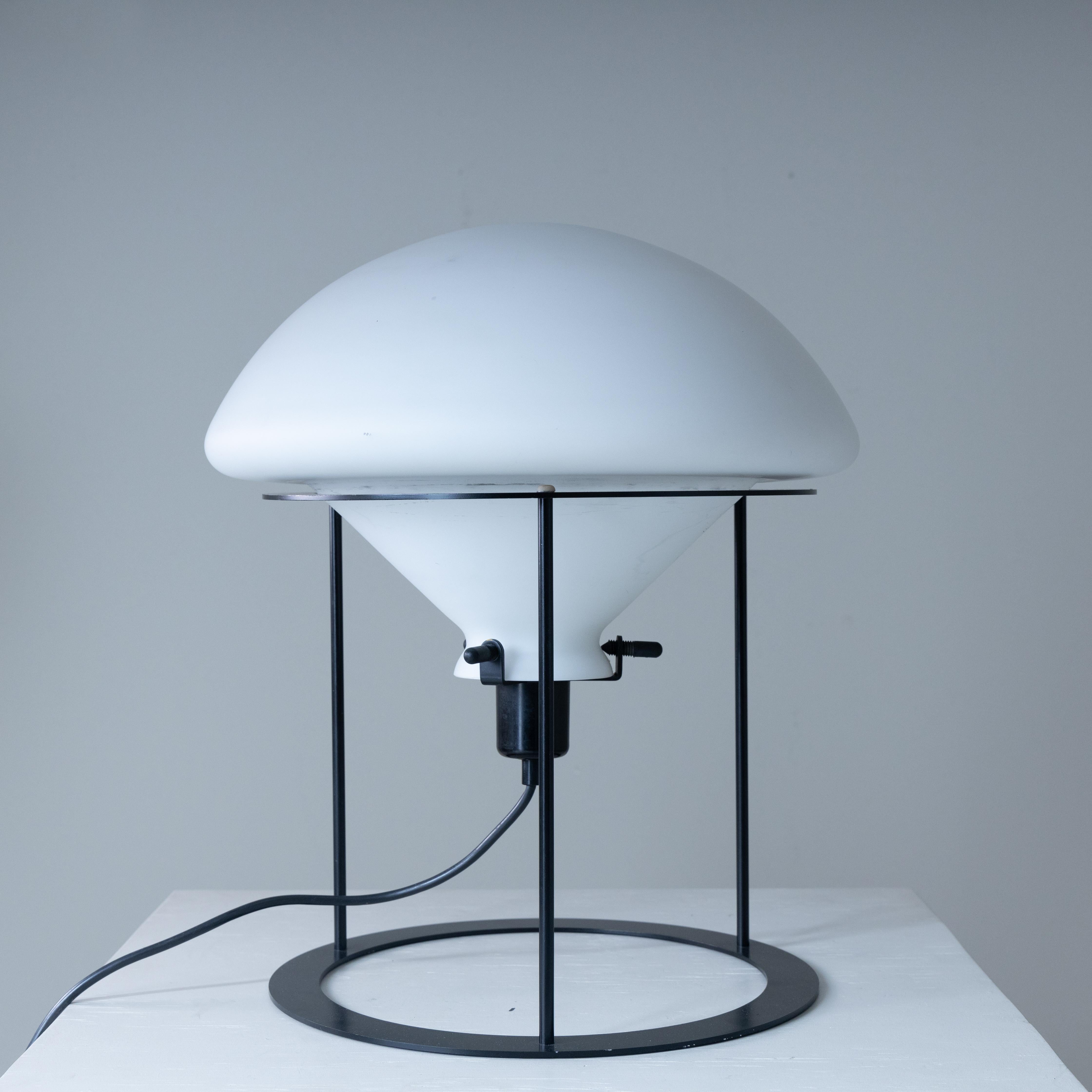 Mid-Century Modern Lampe de table en verre opale et métal, 1970 en vente