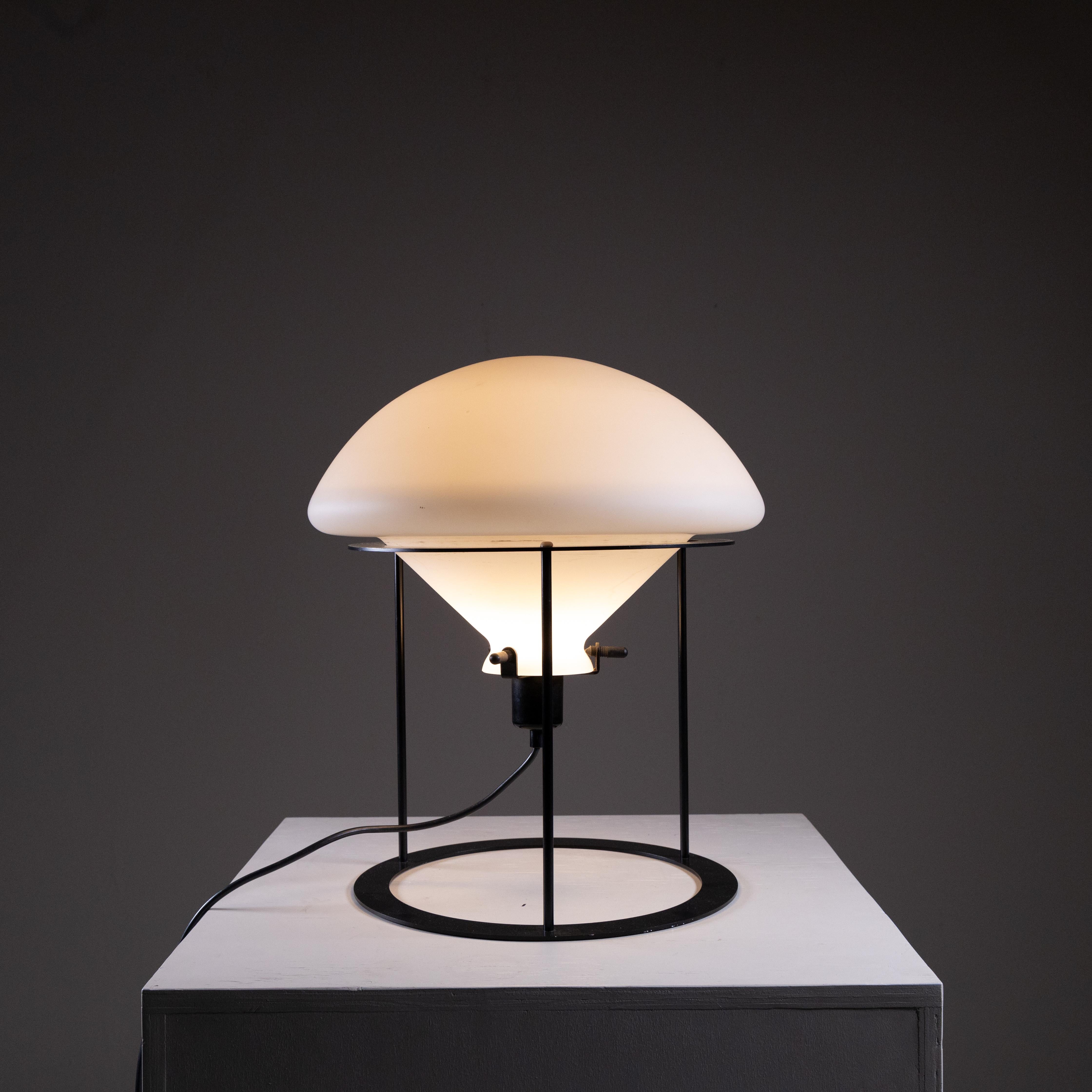 Lampe de table en verre opale et métal, 1970 Bon état - En vente à Milano, Lombardia