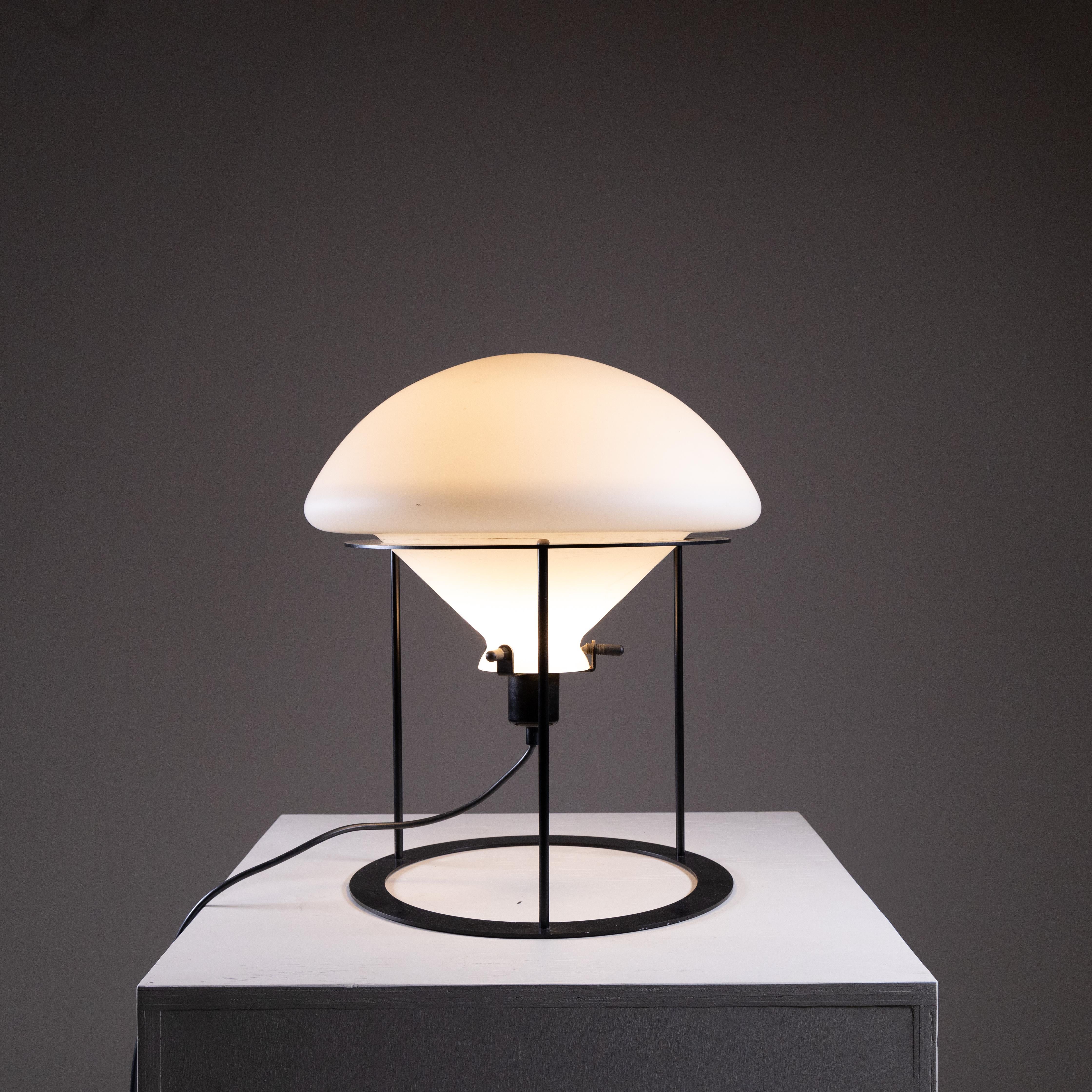 Mid-20th Century Lampe de table en verre opale et métal, 1970 en vente