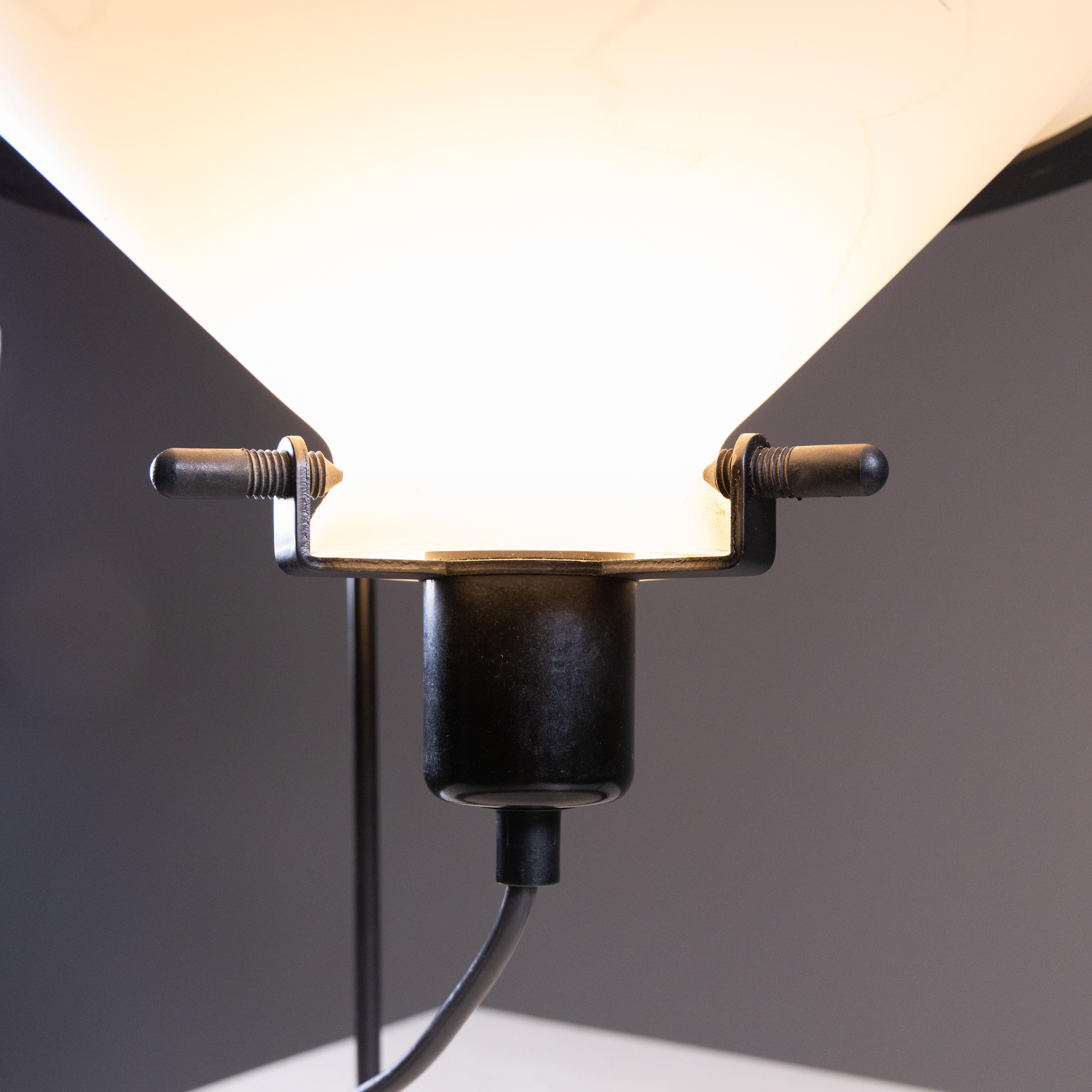 Lampe de table en verre opale et métal, 1970 en vente 1