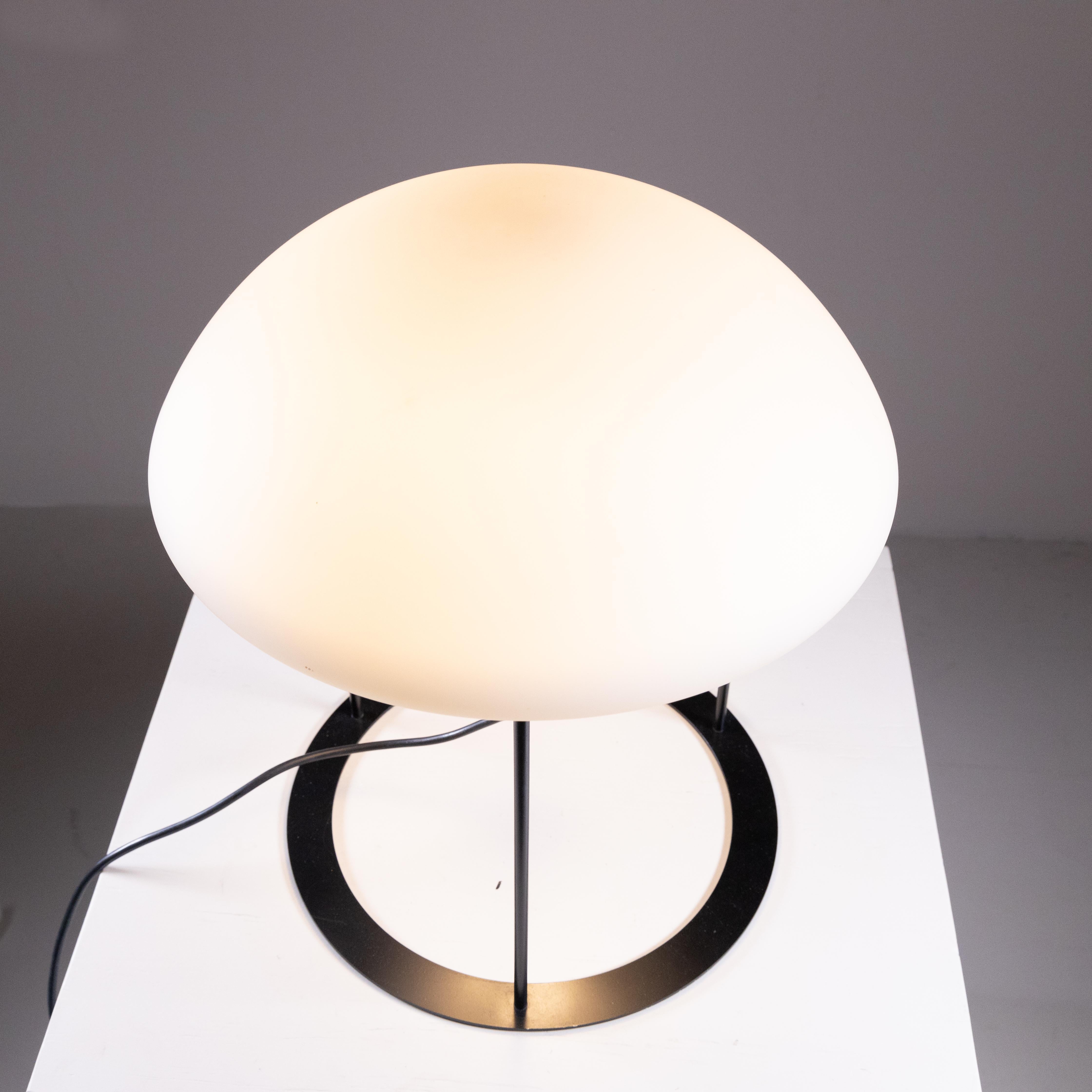 Lampe de table en verre opale et métal, 1970 en vente 2