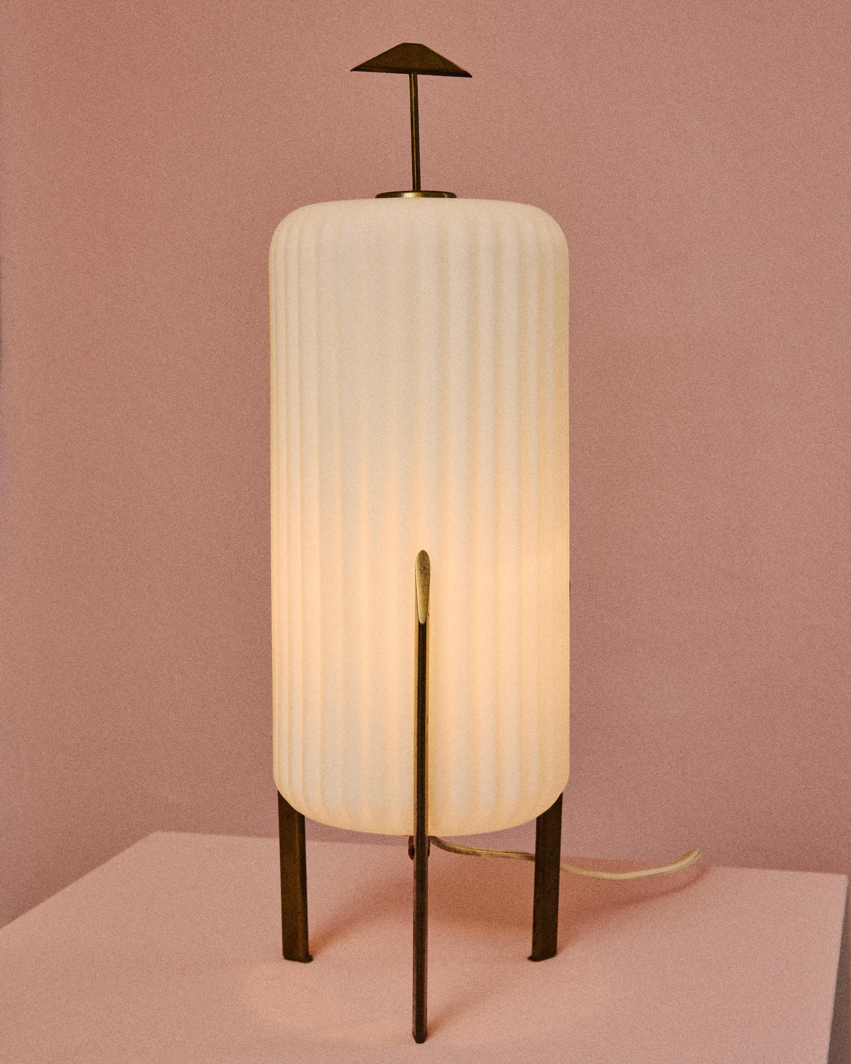Mid-Century Modern Lampe de table en verre plissé conçue par Angelo Lelii, pour Arredoluce, Italie en vente