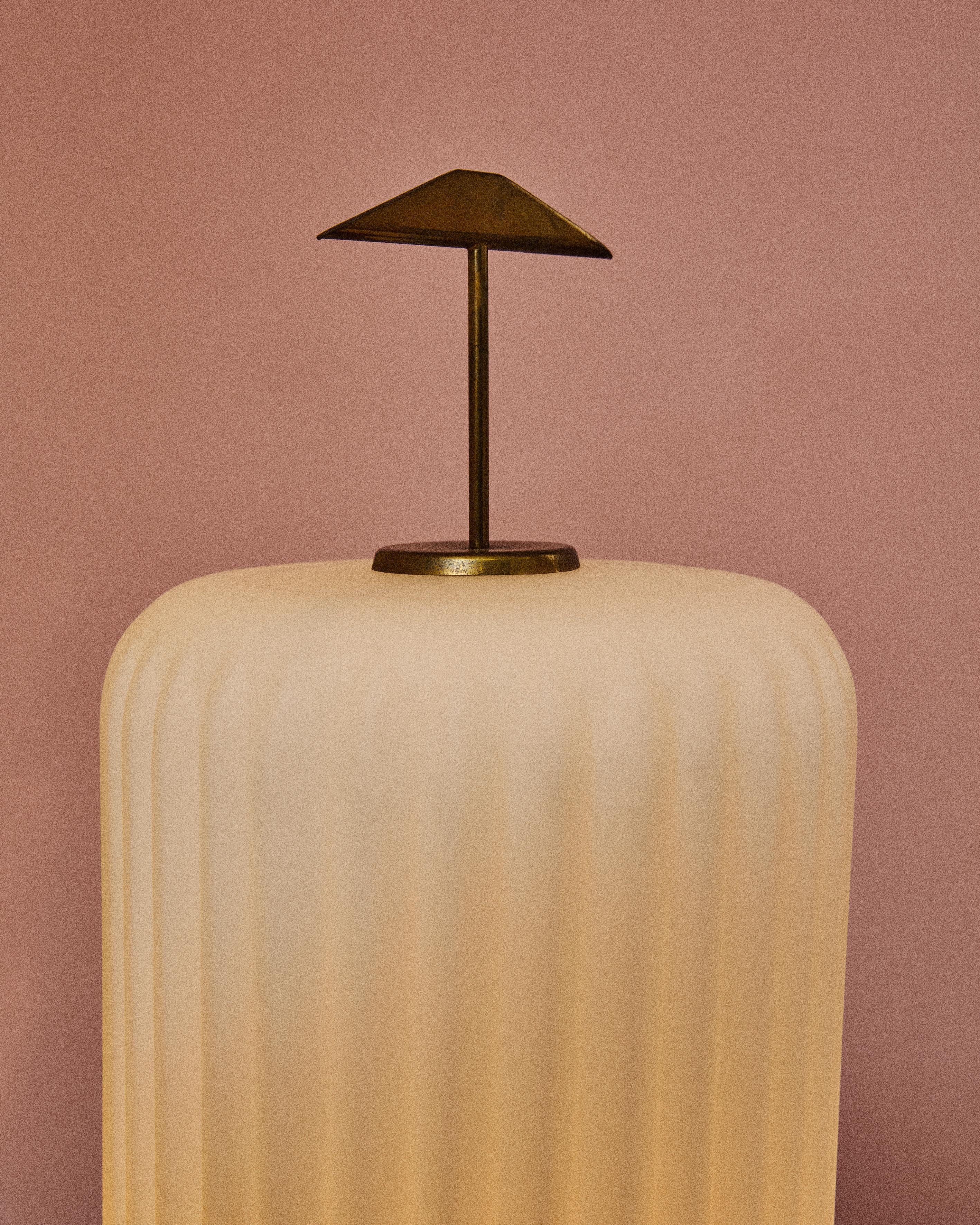Italian Lampe de table en verre plissé conçue par Angelo Lelii, pour Arredoluce, Italie en vente