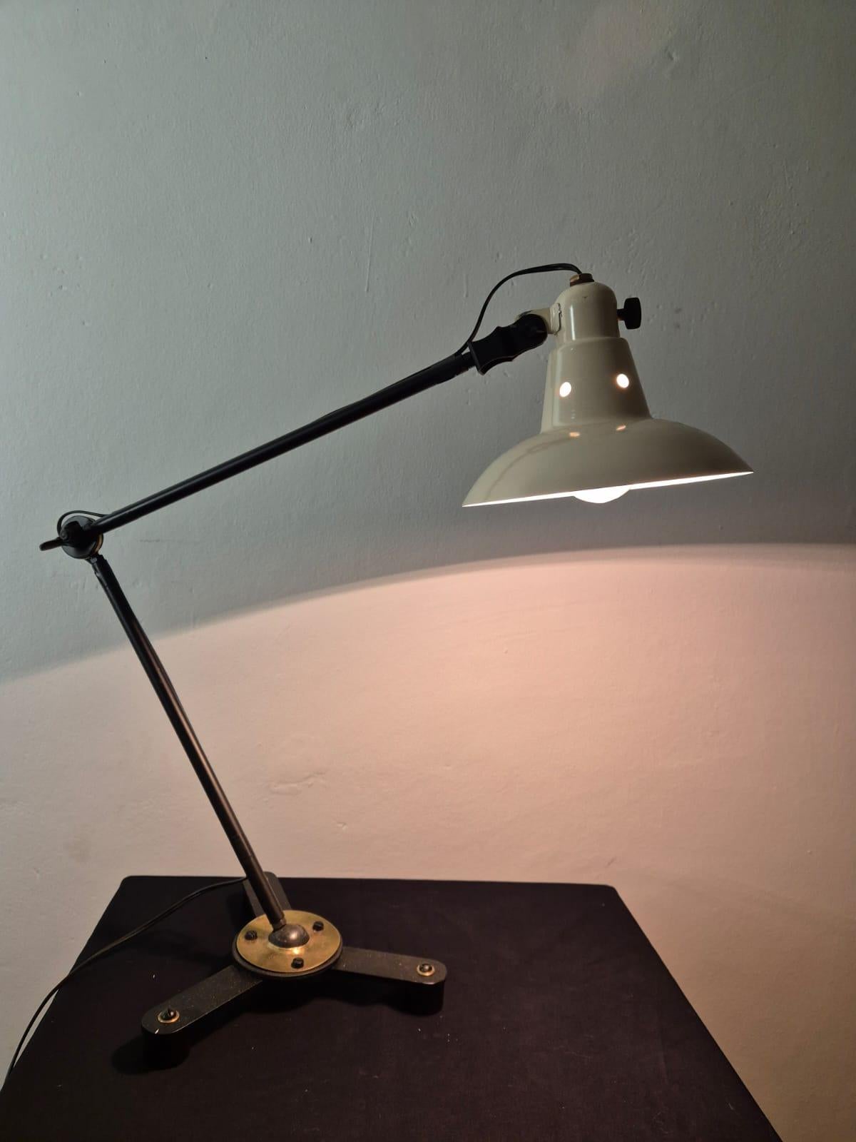 Adjustable industrial table lamp, 1950s In Excellent Condition For Sale In Torino, IT