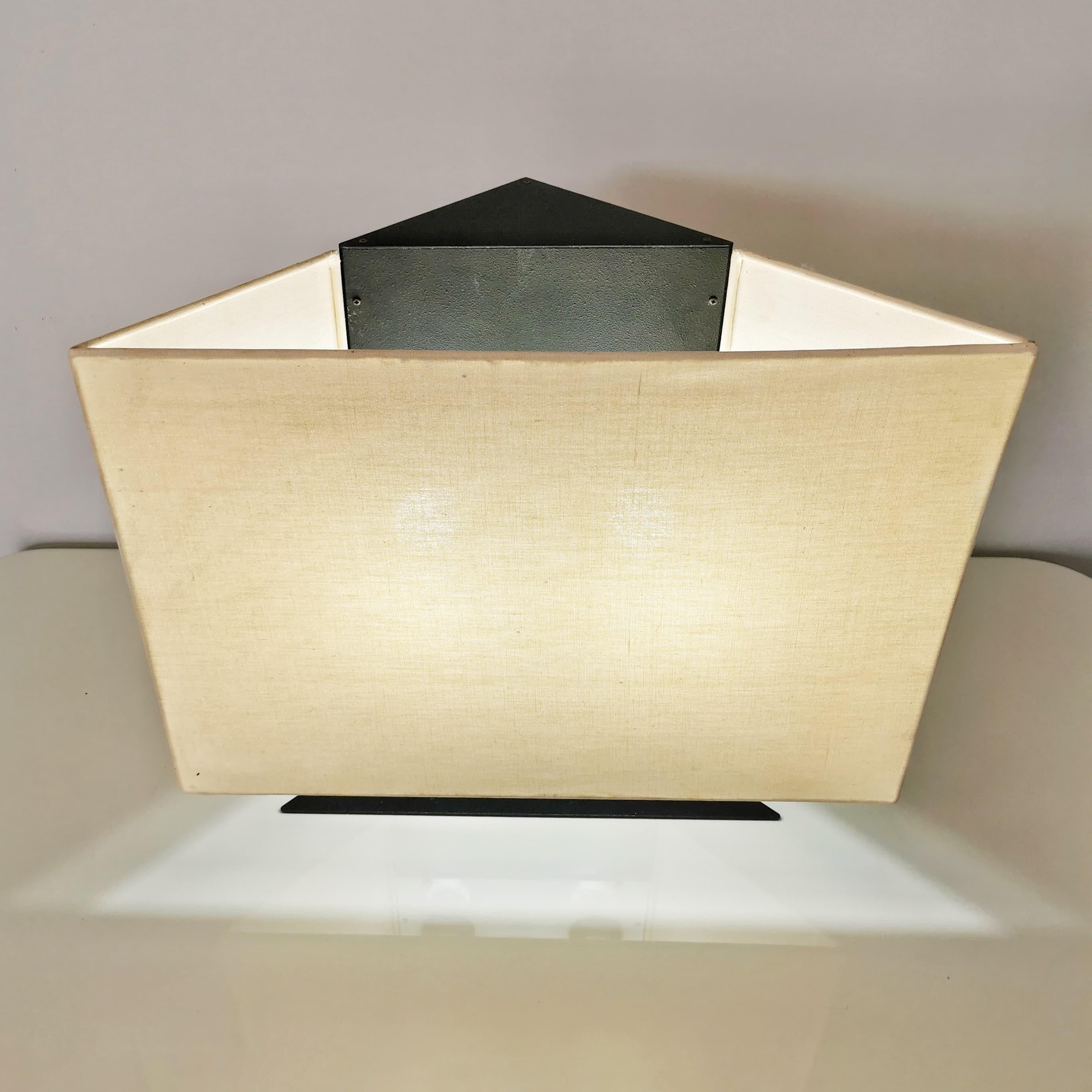 Postmoderno Lampada da tavolo italiana anni 70 modello Accademia  Cini Boeri per Artemide in vendita