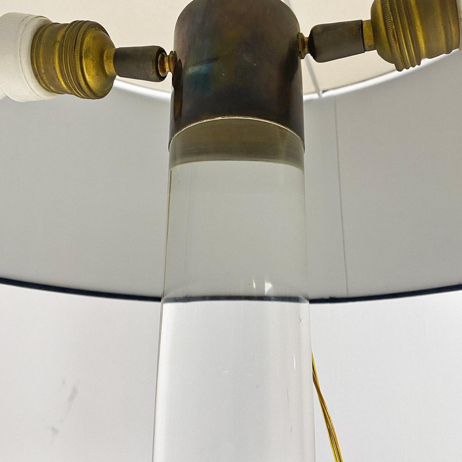 Lampada da tavolo italiana, in plexiglas ottone ceramica e tessuto nero, 1960s For Sale 5