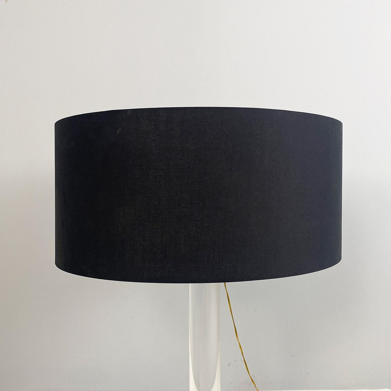 Ceramic Lampada da tavolo italiana, in plexiglas ottone ceramica e tessuto nero, 1960s For Sale